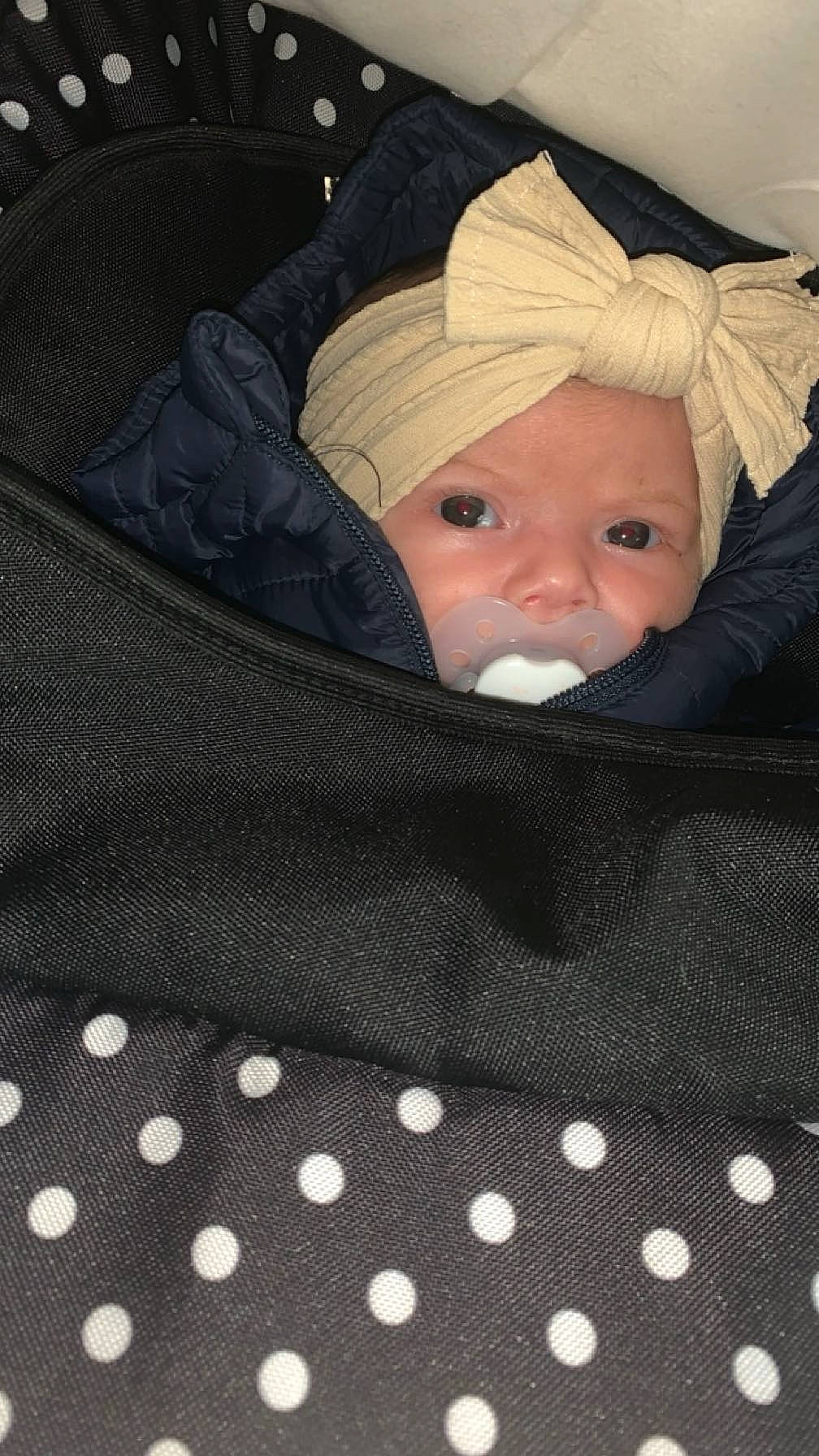 Julia participe au concours pour gagner de l'argent avec cette photo : baby, baby_carriage, baby_products, baby_safety, baby_toddler_clothing, cheek, child, comfort, headwear, linens, outerwear, pattern, person, sleeve, toddler, white