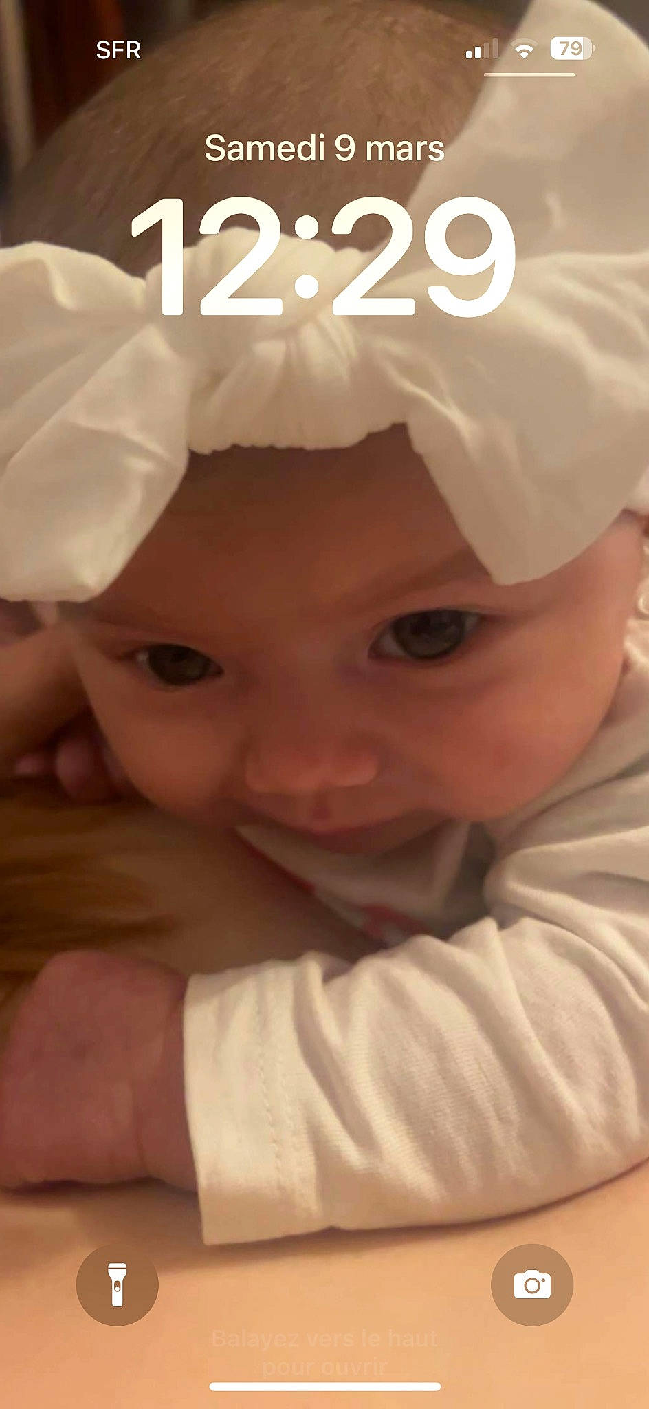 Julia participe au concours pour gagner de l'argent avec cette photo : baby, beauty, cheek, child, chin, eye, eyebrow, facial_expression, finger, forehead, gesture, happy, headgear, headwear, lip, mammal, mouth, nose, person, skin