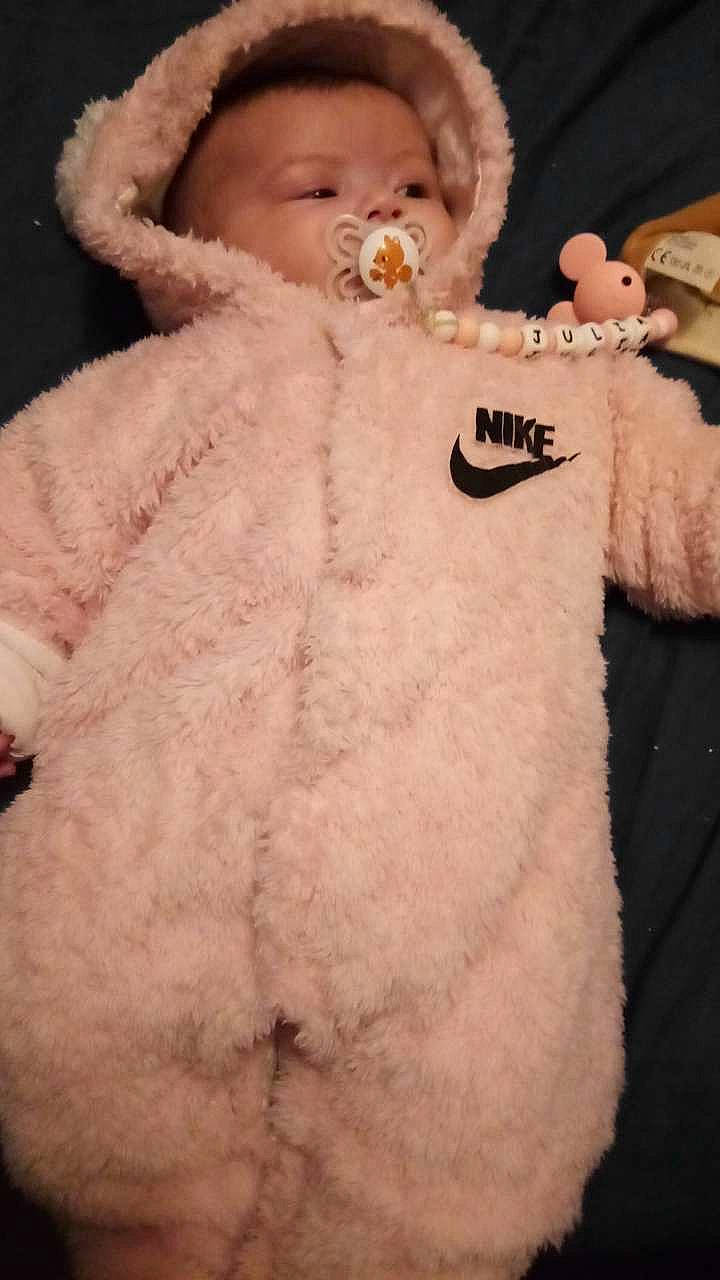 Julia a rejoint le concours — aidez-le/la à gagner de superbes lots ! baby, baby_toddler_clothing, child, fashion_accessory, fashion_design, fur, fur_clothing, head, human_body, jacket, linens, natural_material, peach, person, pink, plush, sleeve, stuffed_toy, teddy_bear, toddler