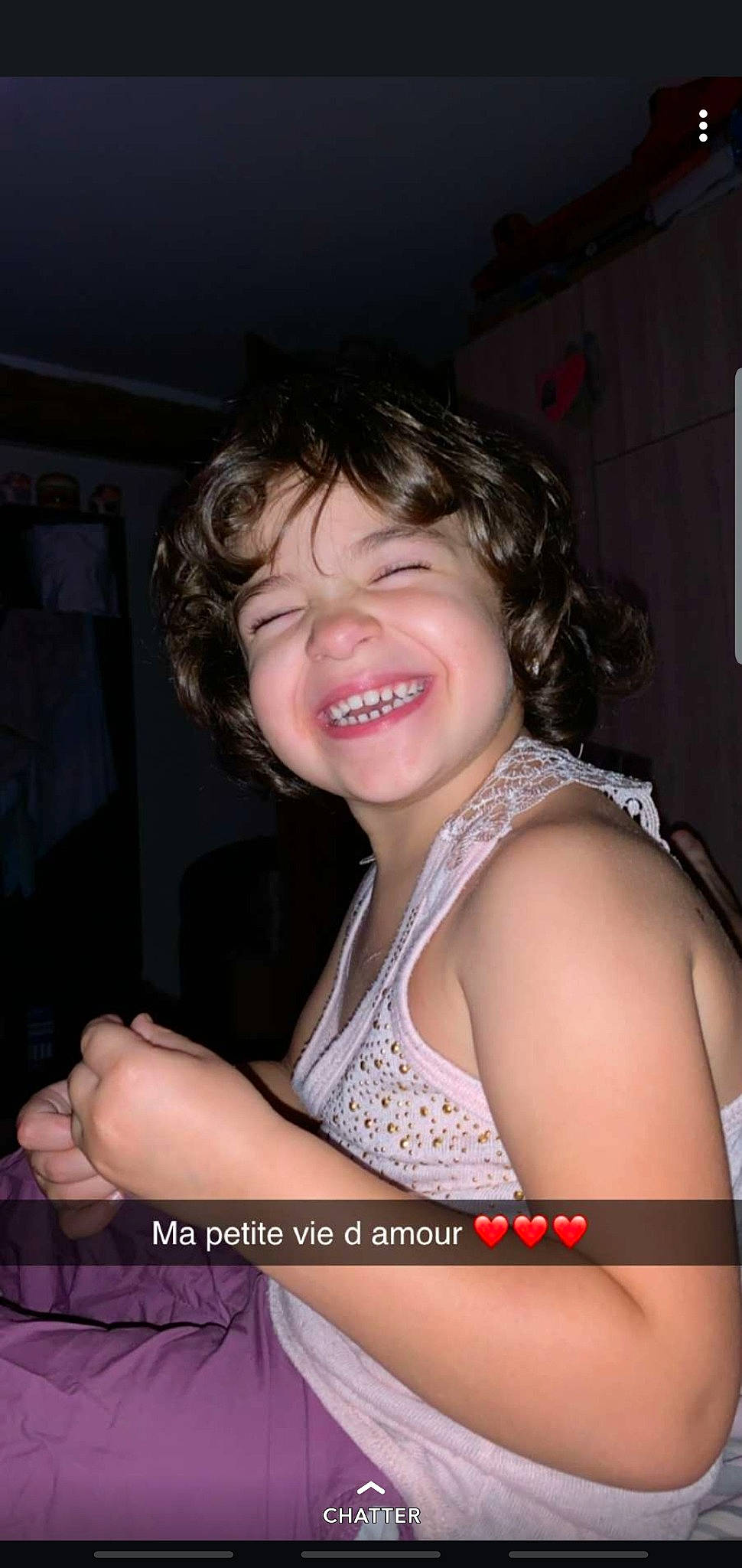 Alexya participe au concours pour gagner de l'argent avec cette photo : arm, brown_hair, chest, facial_expression, fun, hair, joy, mouth, neck, person, smile