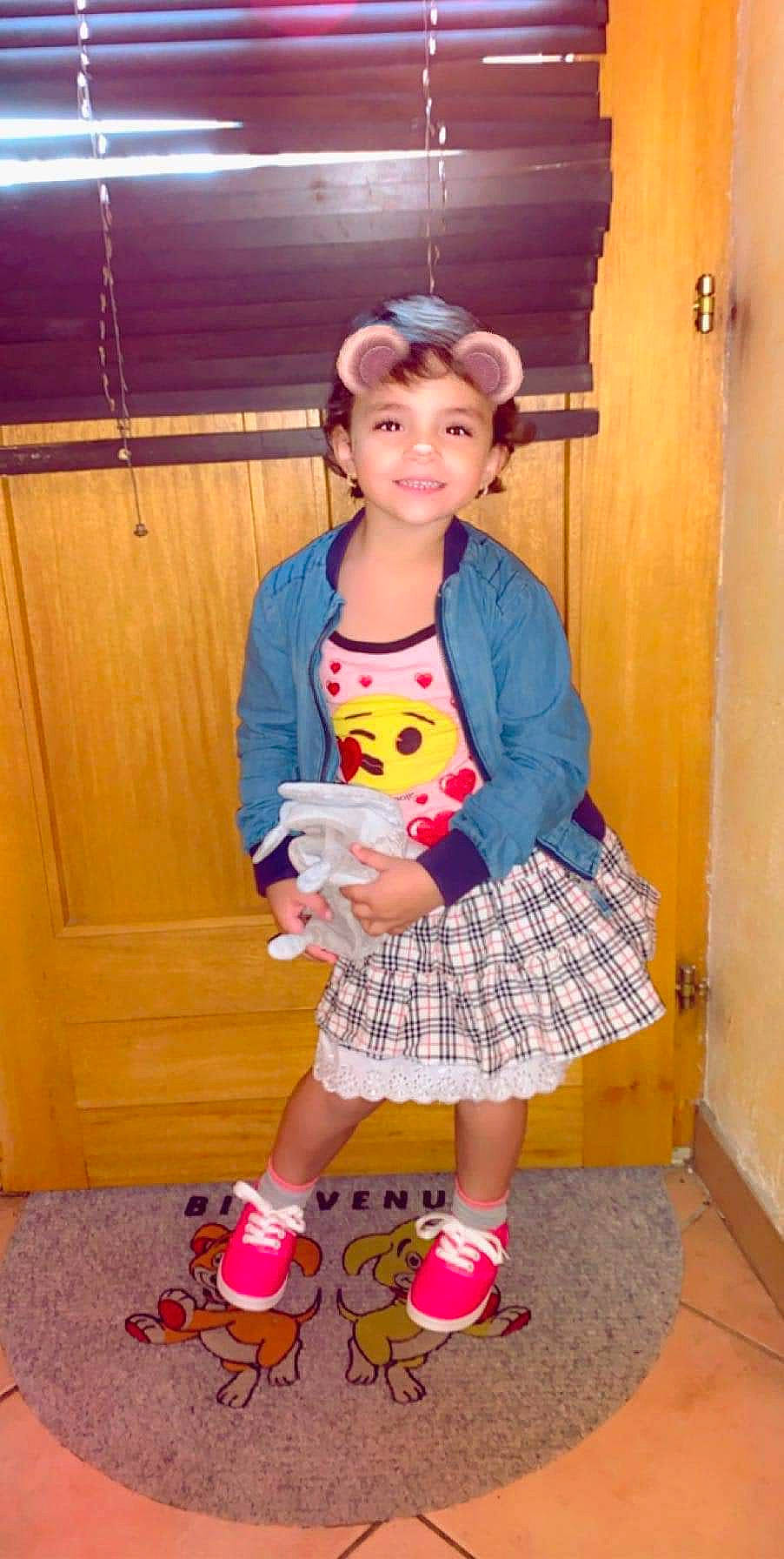 Alexya participe au concours pour gagner de l'argent avec cette photo : child, clothing, footwear, joy, peach, person, pigtail, pink, shoe, toddler