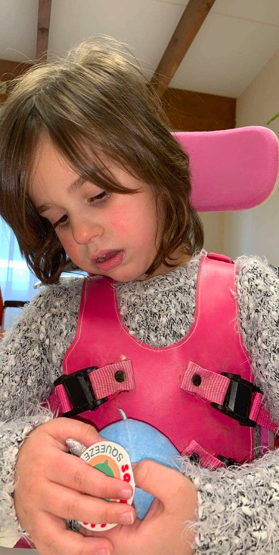 Malona a rejoint le concours — aidez-le/la à gagner de superbes lots ! arm, child, finger, nail, neck, person, pink