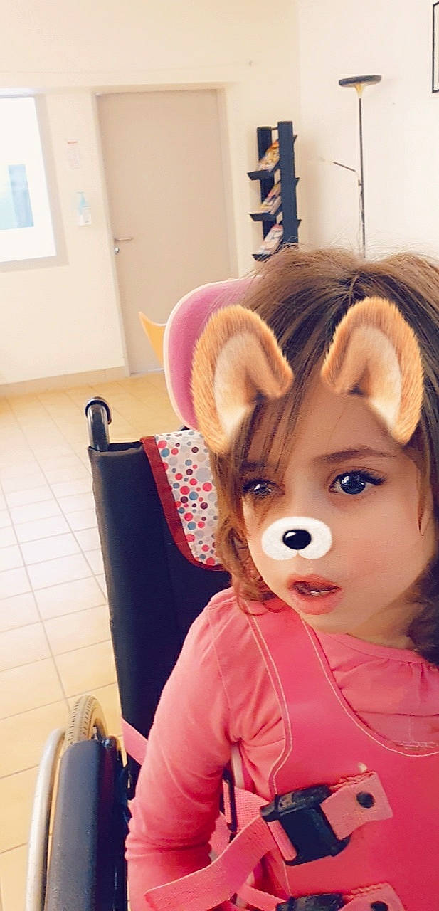 Malona participe au concours pour gagner de l'argent avec cette photo : child, ear, fawn, fur, head, nose, organ, person, pink, plush, skin, snapshot, stuffed_toy, toy