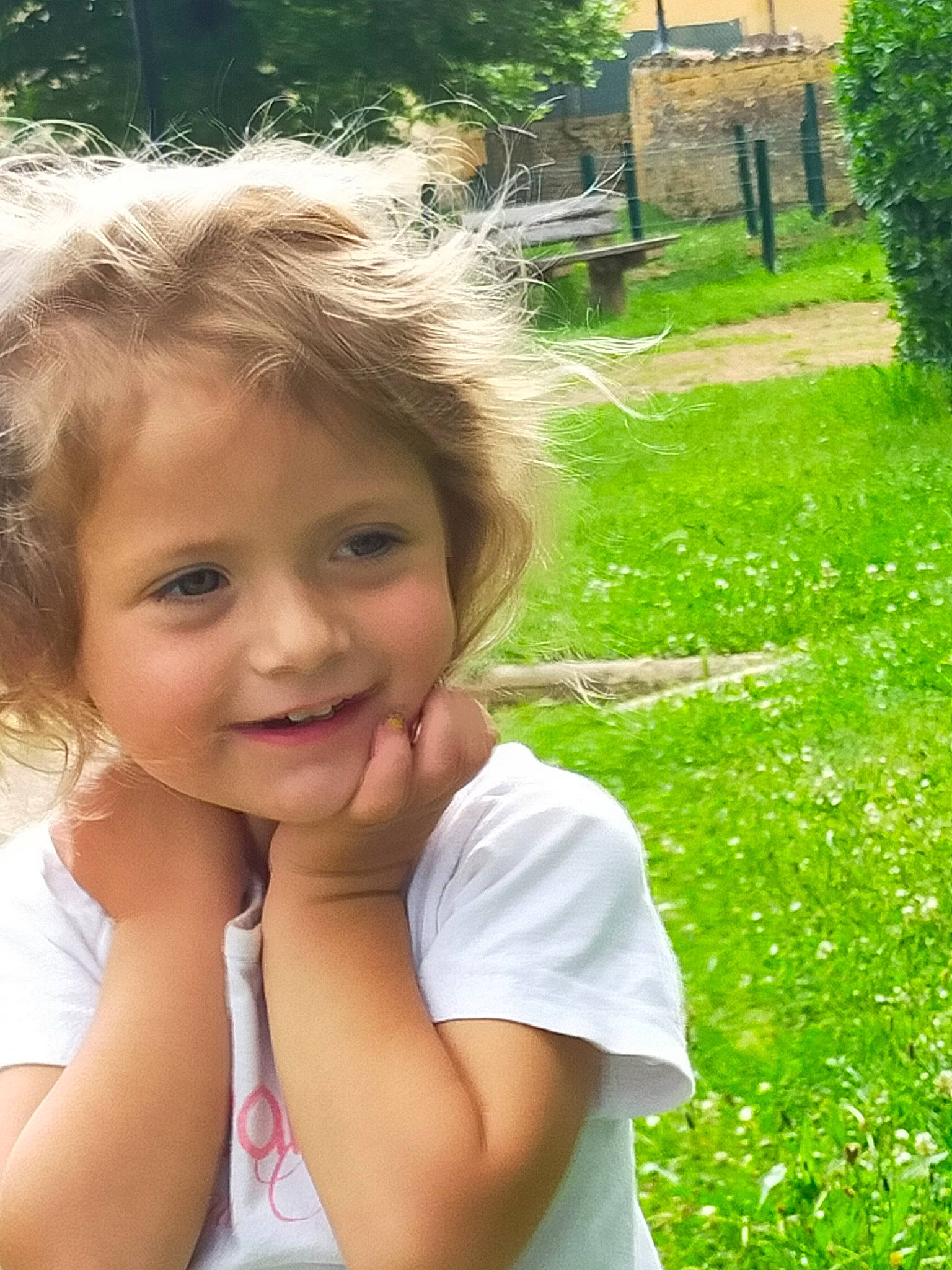 Léna a rejoint le concours — aidez-le/la à gagner de superbes lots ! arm, botany, face, gesture, grass, green, hair, hand, happy, iris, joy, leaf, leisure, lip, nose, people_in_nature, person, plant, smile, summer