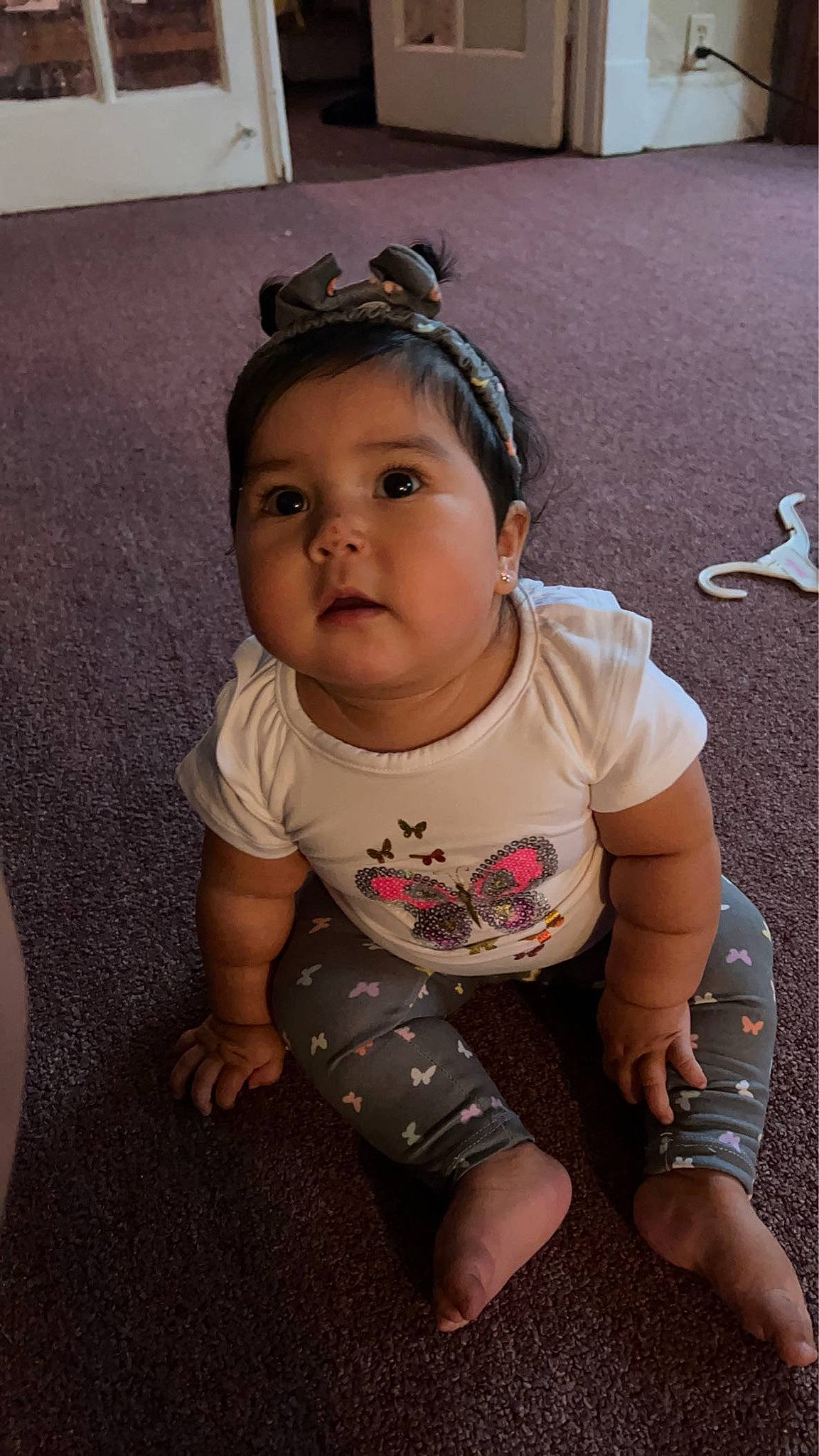 Yaretzi is registered to the contest to win money with this photo: arm, baby, baby_toddler_clothing, cheek, child, finger, flooring, fun, hair, happy, iris, lip, mouth, nose, person, sitting, skin, sleeve, sunglasses, t_shirt