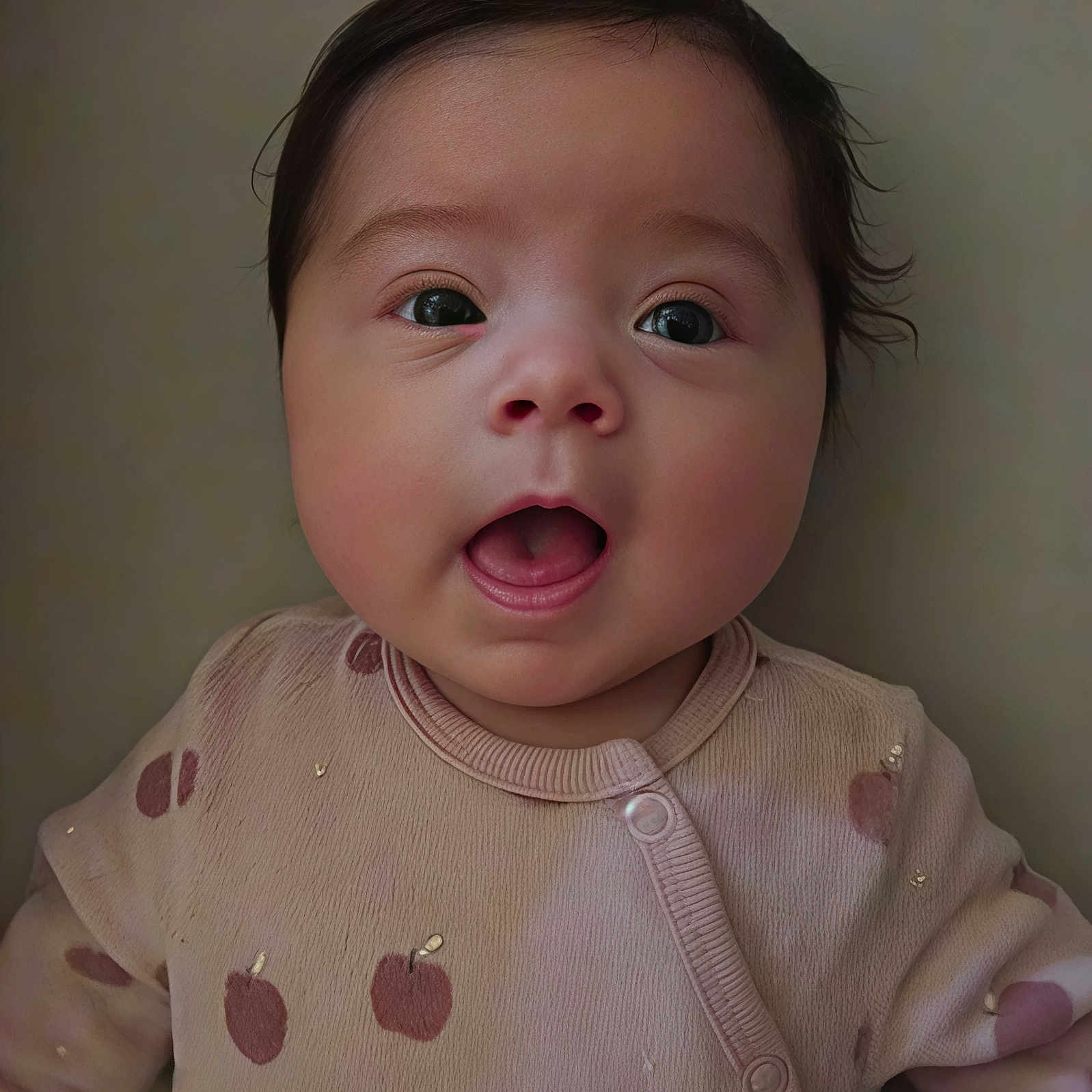 Prunelle a rejoint le concours — aidez-le/la à gagner de superbes lots ! apparel, apple, baby, child, close_up, clothing, cute, expression, eyes, face, head, indoors, infant, mouth, newborn, pattern, portrait, skin, soft_background, young