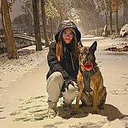 Oana a rejoint le concours — aidez-le/la à gagner de superbes lots ! person, dog, snow, winter, outdoor, park, trees, night, snowfall, footprints, jacket, glasses, toy, canine, cold_weather, pavement, streetlight, leash, animal, nature