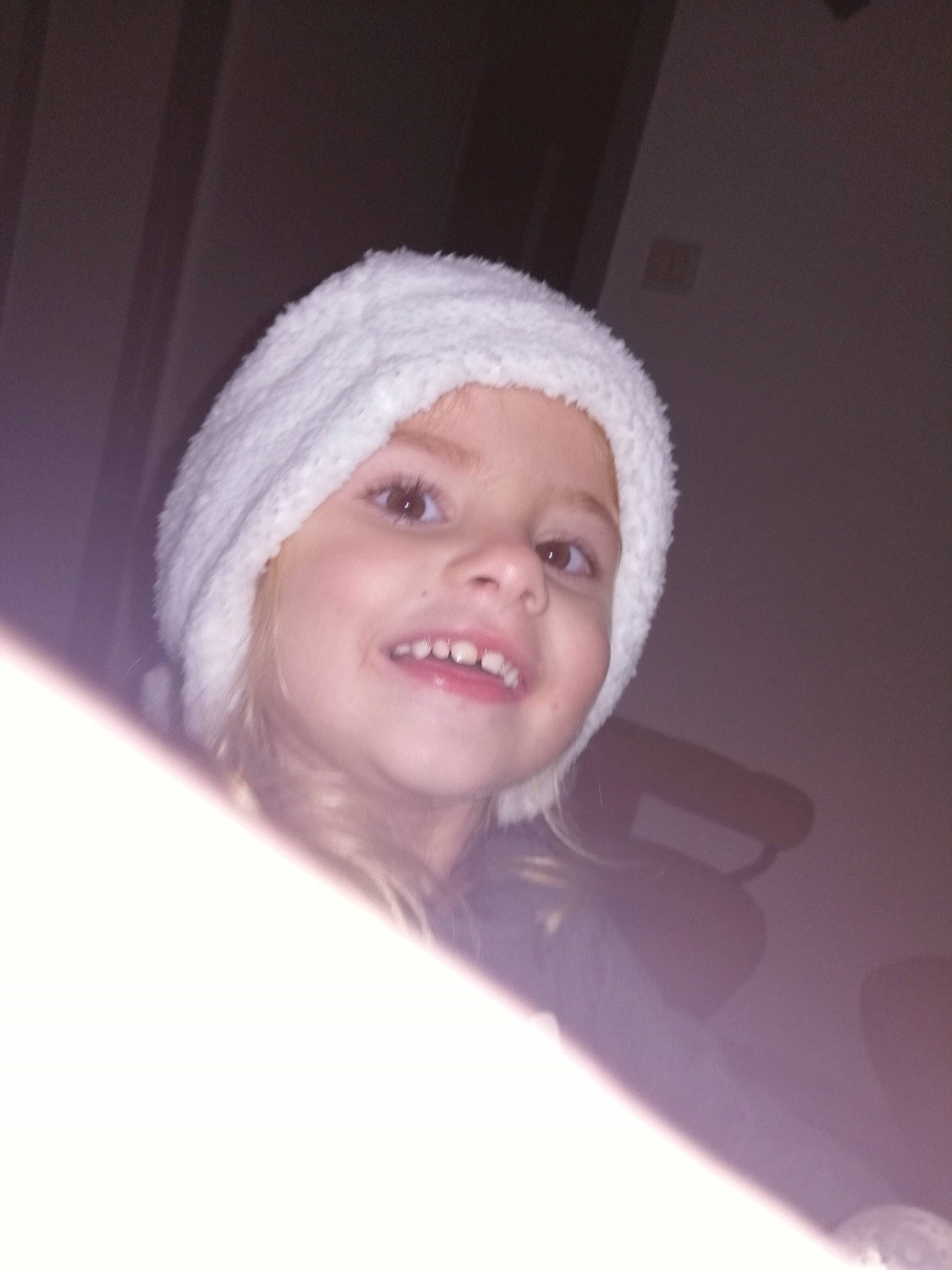 élisa a rejoint le concours — aidez-le/la à gagner de superbes lots ! blond, cap, cheek, child, ear, eyebrow, eyelash, fashion_accessory, flash_photography, freezing, fun, fur, happy, headgear, headwear, iris, joy, lip, nose, person