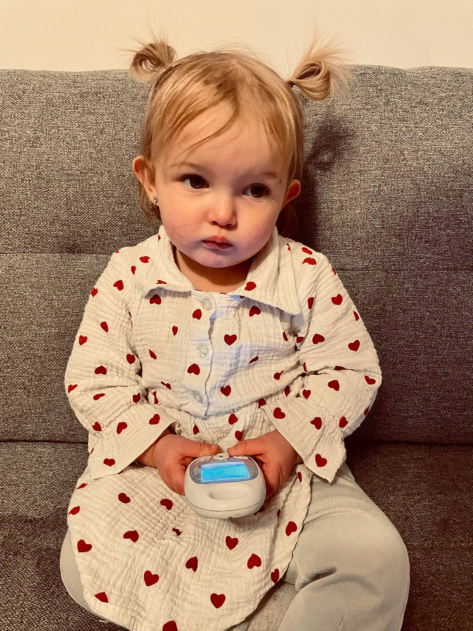 Lucia participe au concours pour gagner de l'argent avec cette photo : baby, baby_toddler_clothing, cheek, child, collar, comfort, dress, flooring, happy, pattern, person, portrait_photography, product, sitting, skin, sleeve, t_shirt, toddler