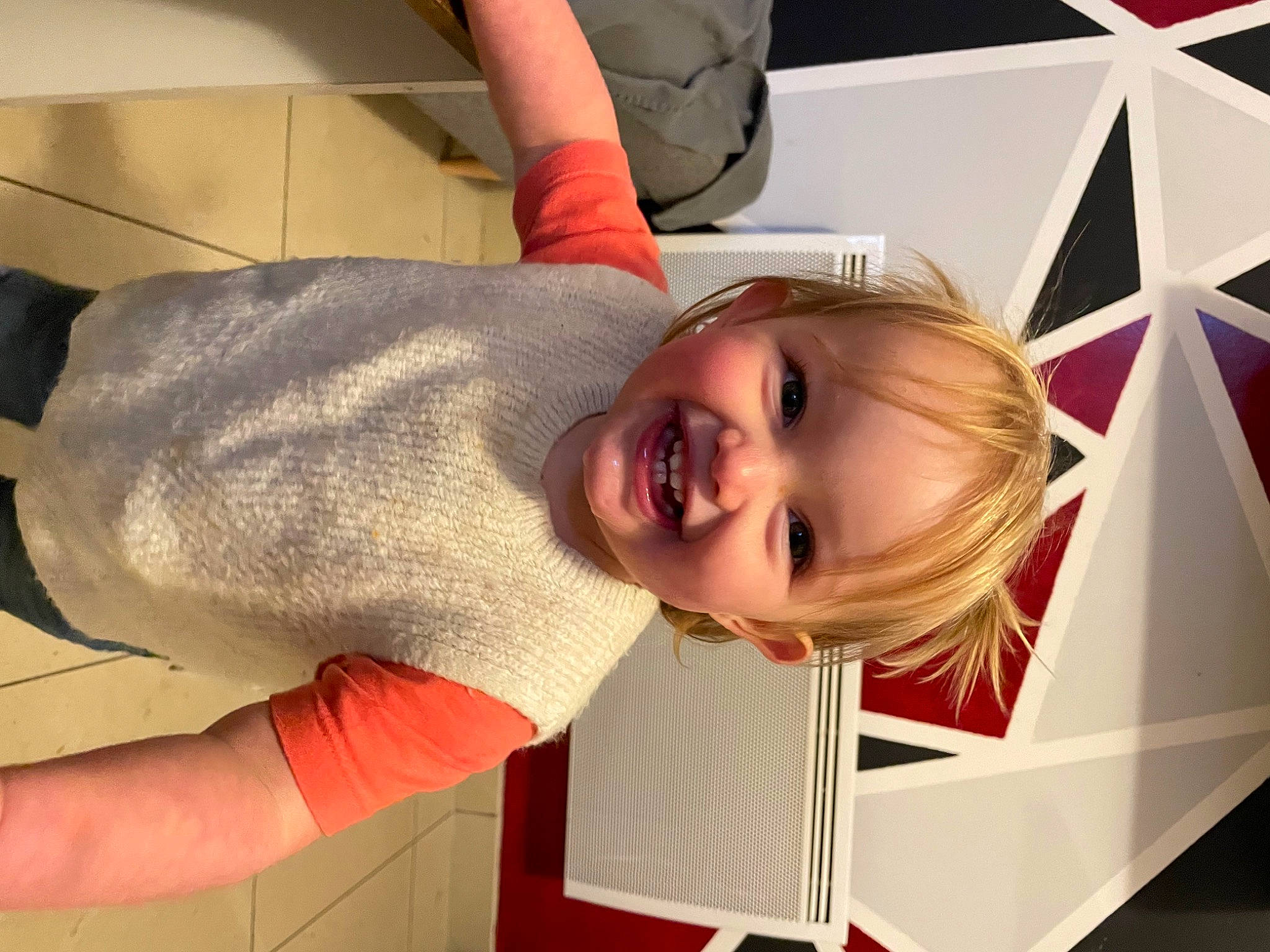 Lucia a rejoint le concours — aidez-le/la à gagner de superbes lots ! blond, child, comfort, elbow, flooring, fun, hairstyle, happy, joy, leisure, person, room, smile, t_shirt, toddler, vacation, wood