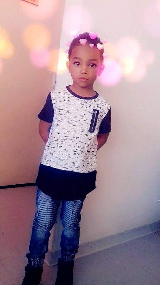 Wesley participe au concours pour gagner de l'argent avec cette photo : blue, child, clothing, day, fashion_accessory, fun, girl, human_hair_color, jeans, joint, outerwear, person, pink, product, purple, shoulder, standing, textile, tights, toddler