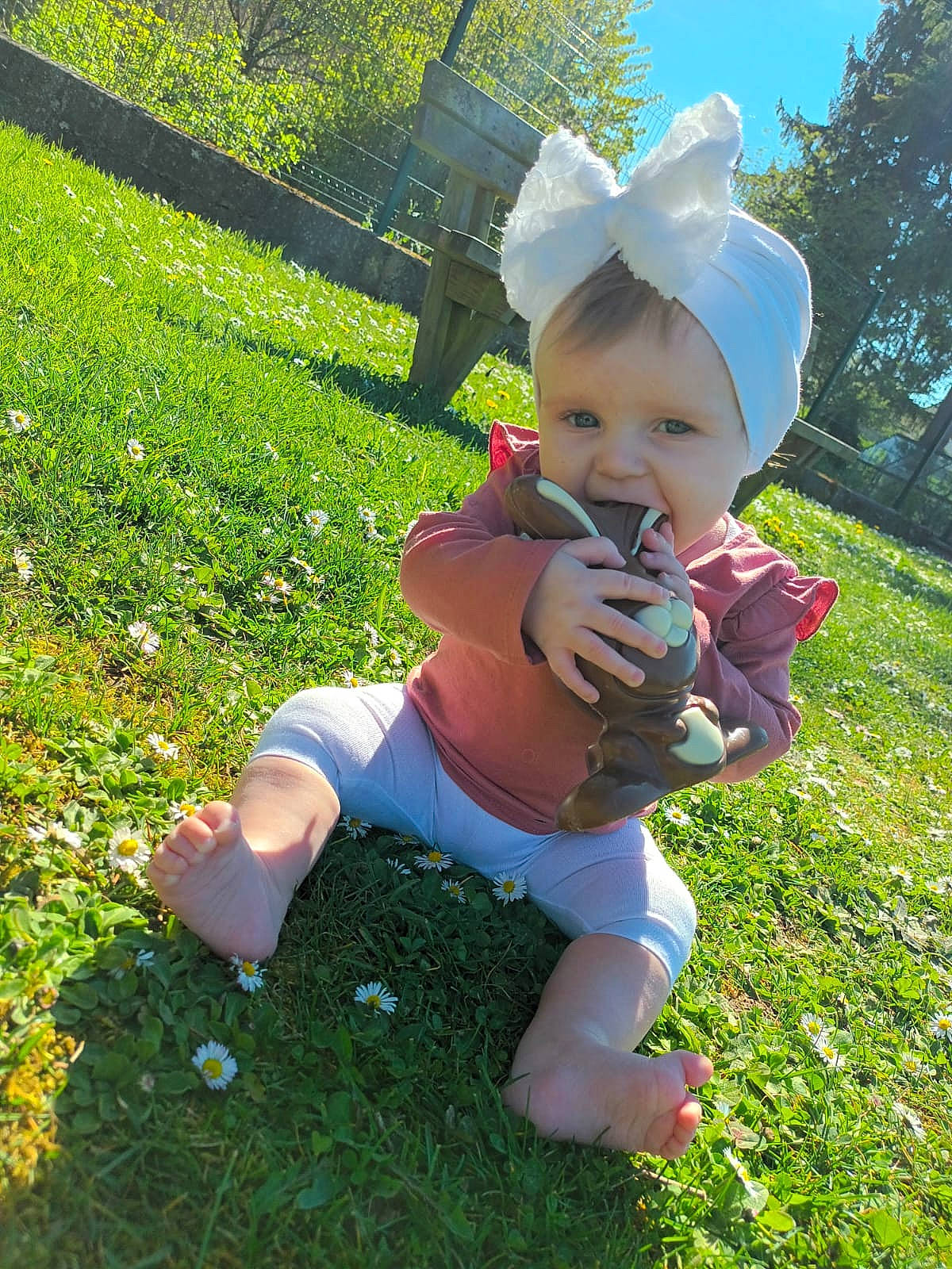 Lyna a rejoint le concours — aidez-le/la à gagner de superbes lots ! baby, baby_toddler_clothing, grass, grass_family, grassland, green, groundcover, happy, hat, lawn, leaf, leisure, meadow, people_in_nature, person, plant, sky, sun_hat, sunlight, toddler