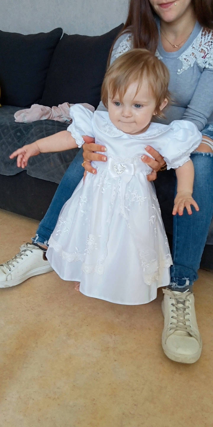 Lyna participe au concours pour gagner de l'argent avec cette photo : baby_toddler_clothing, clothing, dress, flooring, formal_wear, fun, gesture, happy, human_leg, iris, joint, knee, leg, person, shoe, skin, sleeve, sock, standing, toddler