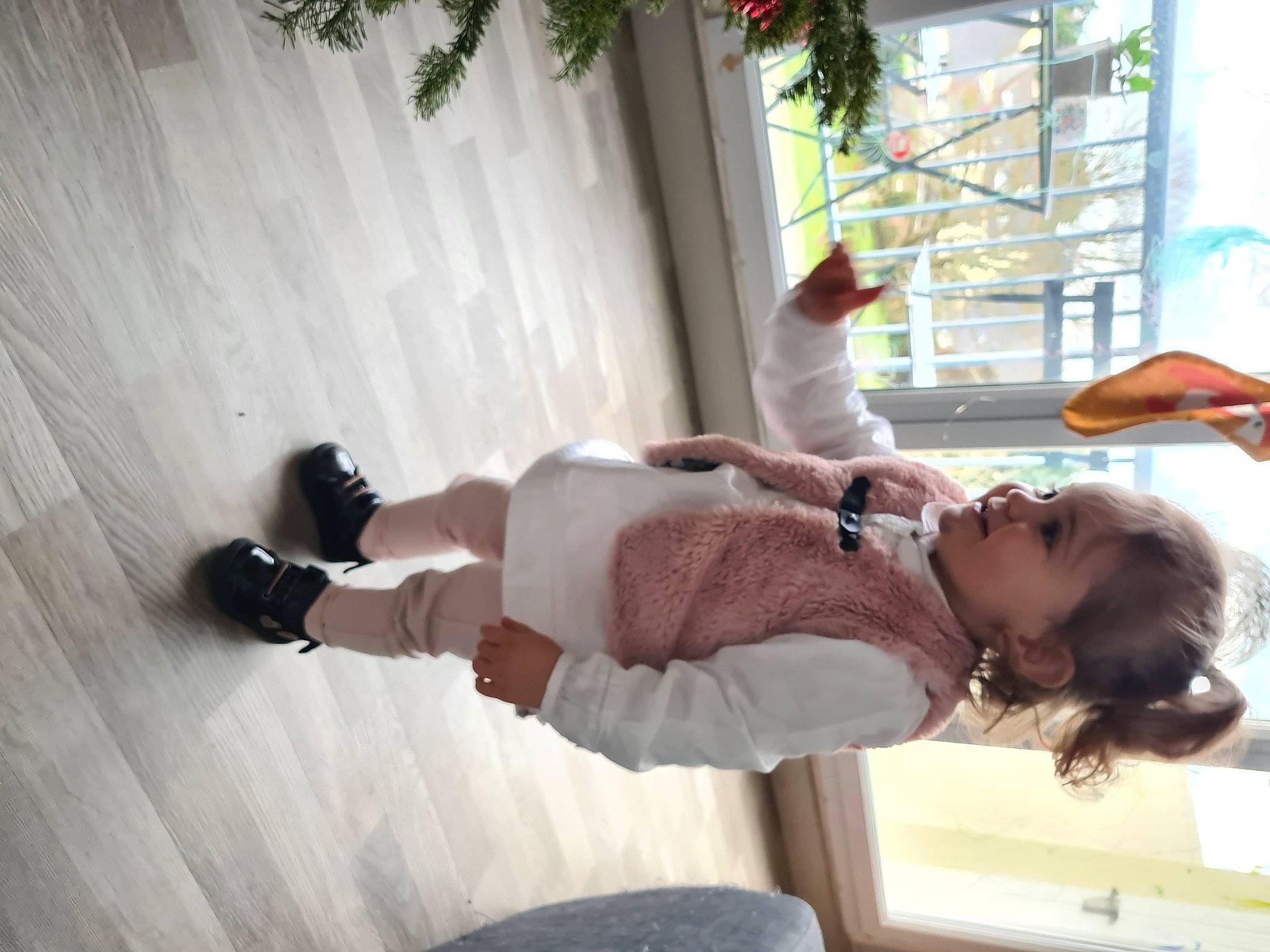 Mya a rejoint le concours — aidez-le/la à gagner de superbes lots ! child, comfort, elbow, flooring, fun, happy, hardwood, houseplant, human_leg, knee, leisure, person, plant, room, sitting, sock, thigh, tree, window, wood