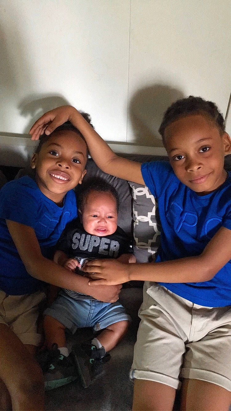 Jaycee a rejoint le concours — aidez-le/la à gagner de superbes lots ! arm, baby, clothing, event, face, flash_photography, fun, gesture, happy, head, joy, leg, leisure, muscle, person, shorts, skin, smile, sneakers, t_shirt