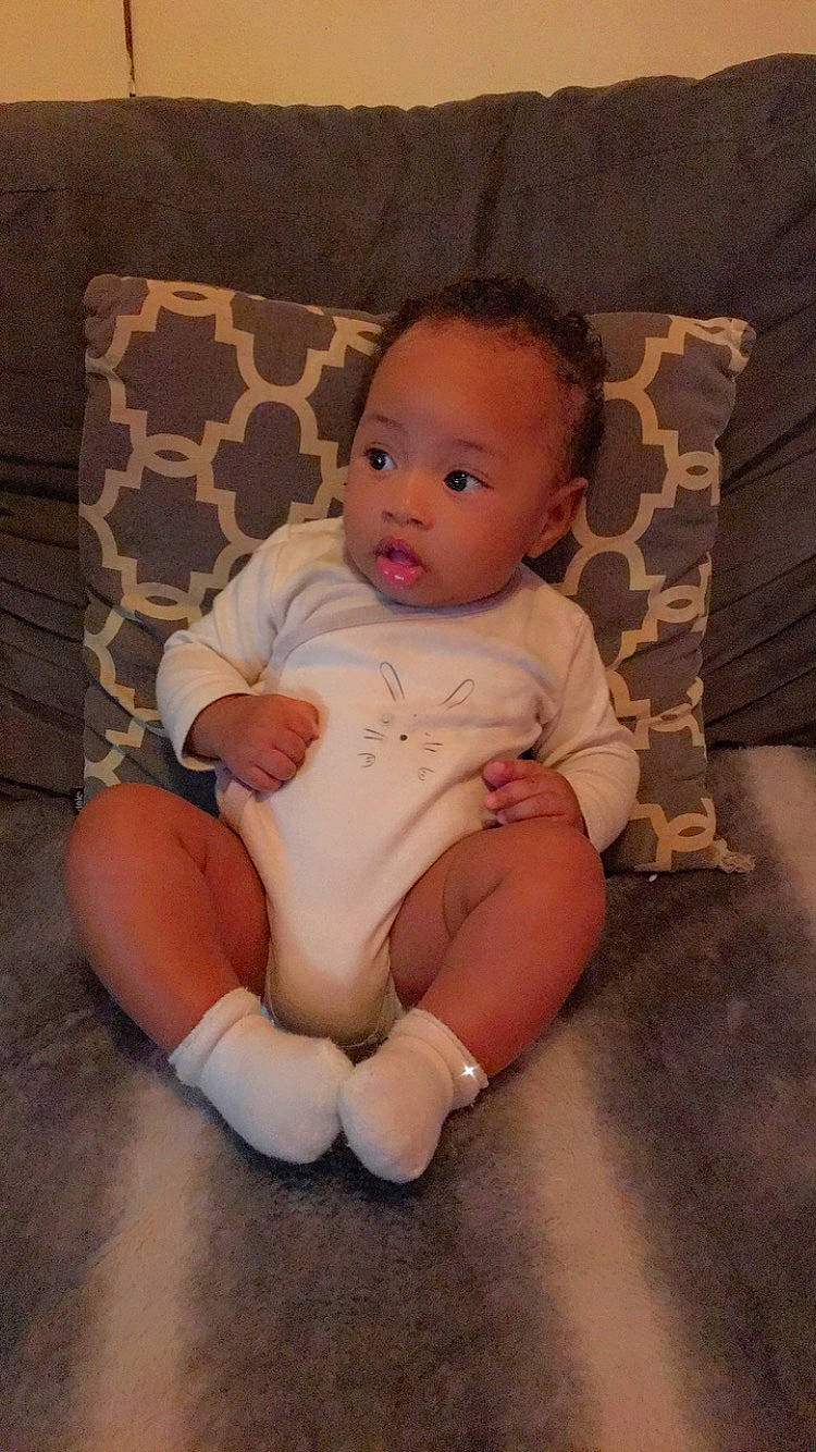 Jaycee a rejoint le concours — aidez-le/la à gagner de superbes lots ! abdomen, baby, baby_toddler_clothing, cheek, chest, comfort, eye, flash_photography, head, human_body, iris, knee, lap, lip, neck, person, skin, stomach, surprise, thigh