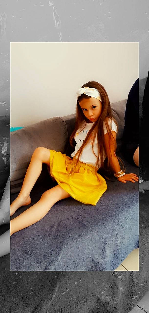 Eva participe au concours pour gagner de l'argent avec cette photo : art_model, black_hair, comfort, day_dress, fashion_design, fashion_model, flash_photography, flooring, formal_wear, human_leg, joint, knee, leg, long_hair, one_piece_garment, person, sandal, shoulder, street_fashion, thigh