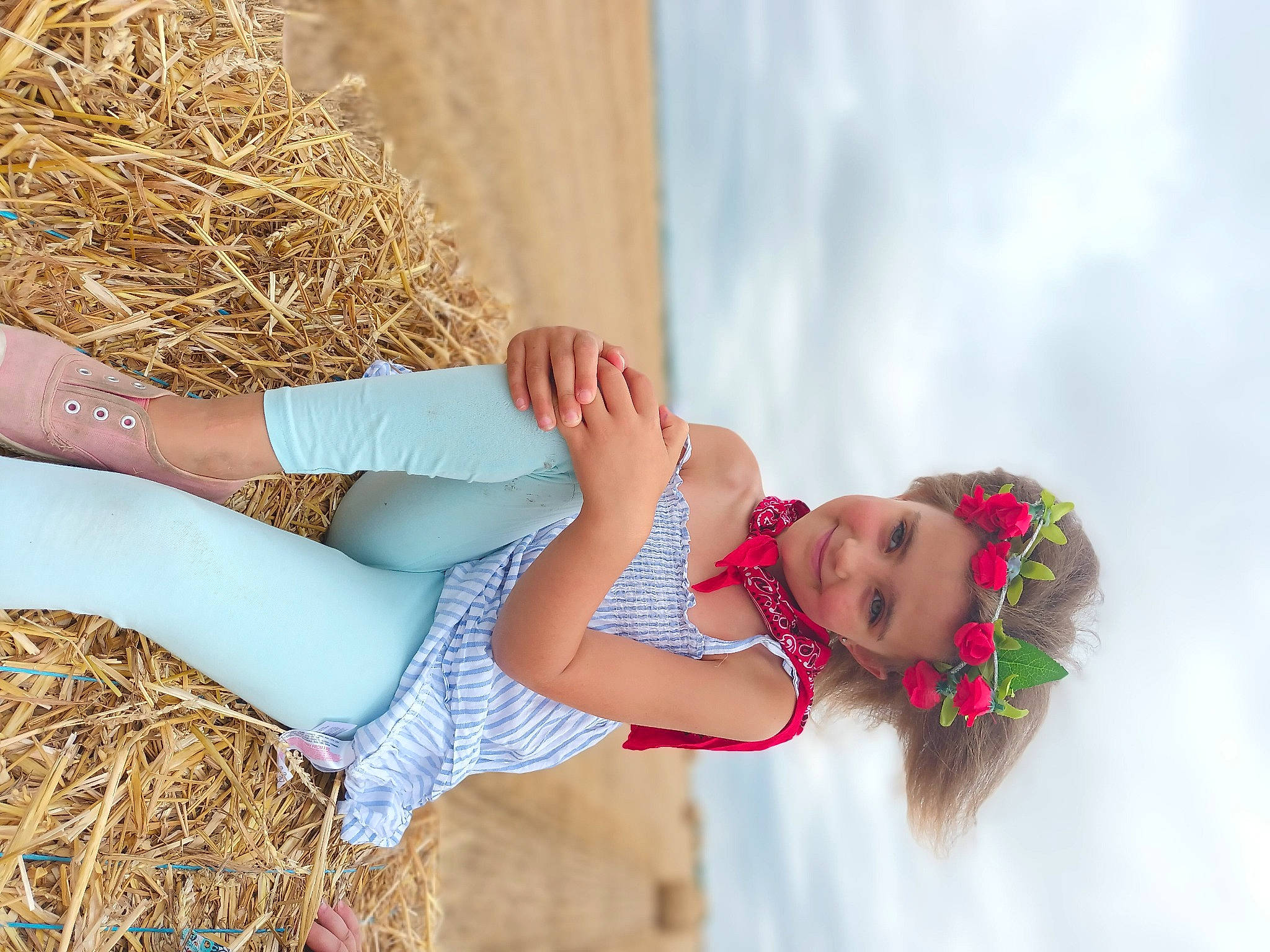 Camille participe au concours pour gagner de l'argent avec cette photo : arm, blond, brown_hair, cloud, dress, fashion_design, foot, fun, grass, grassland, happy, headwear, human_leg, joy, knee, leg, leisure, people_in_nature, person, sky
