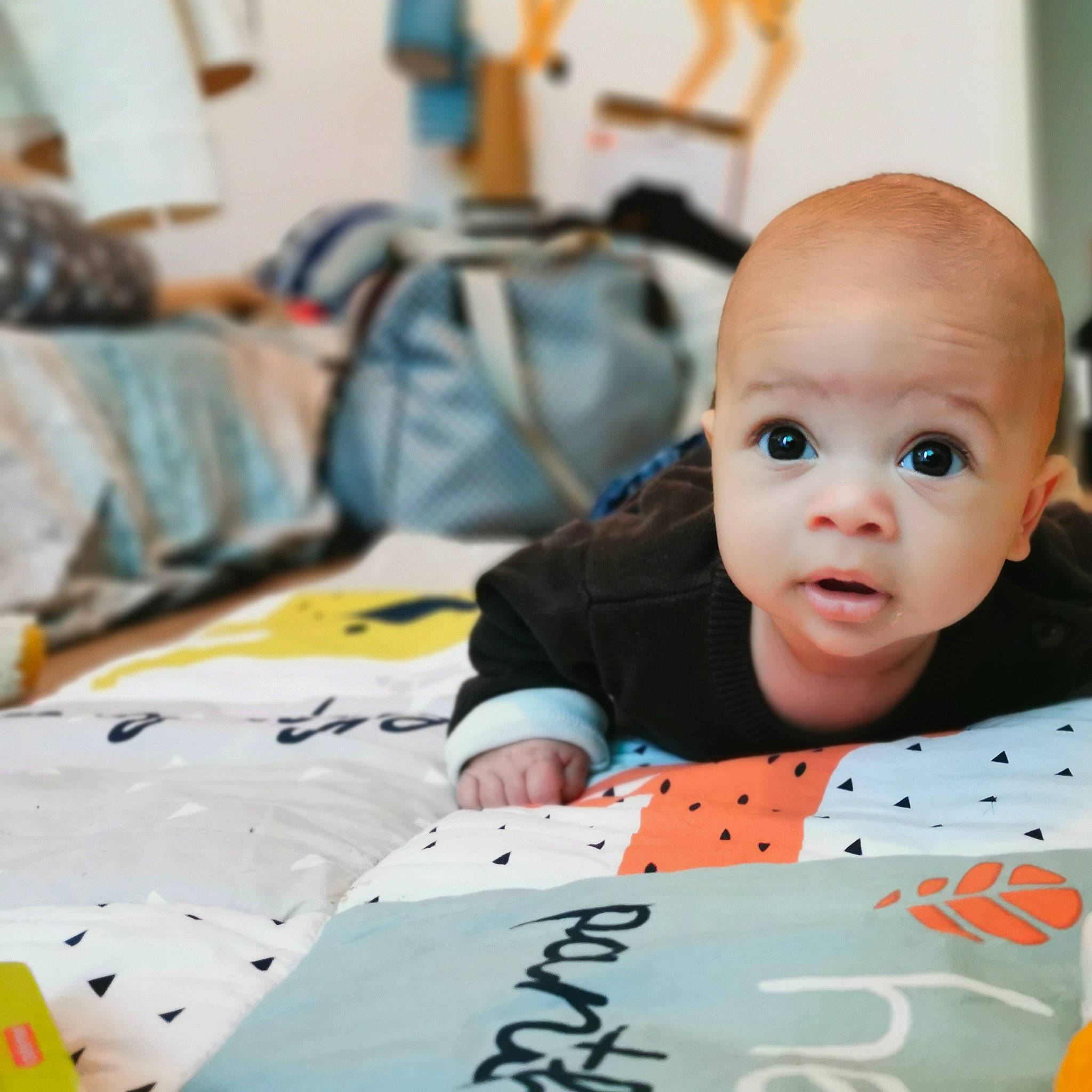 Améthys a rejoint le concours — aidez-le/la à gagner de superbes lots ! baby, baby_toddler_clothing, carmine, child, comfort, flooring, font, fun, happy, leisure, linens, luggage_and_bags, pattern, person, photograph, room, sitting, snapshot, t_shirt, toddler