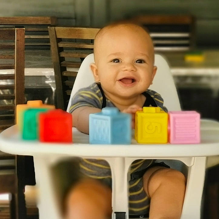 Améthys a rejoint le concours — aidez-le/la à gagner de superbes lots ! baby, baby_toddler_clothing, chair, cheek, child, face, facial_expression, fun, happy, head, joy, person, room, sitting, skin, sleeve, smile, t_shirt, table, thumb