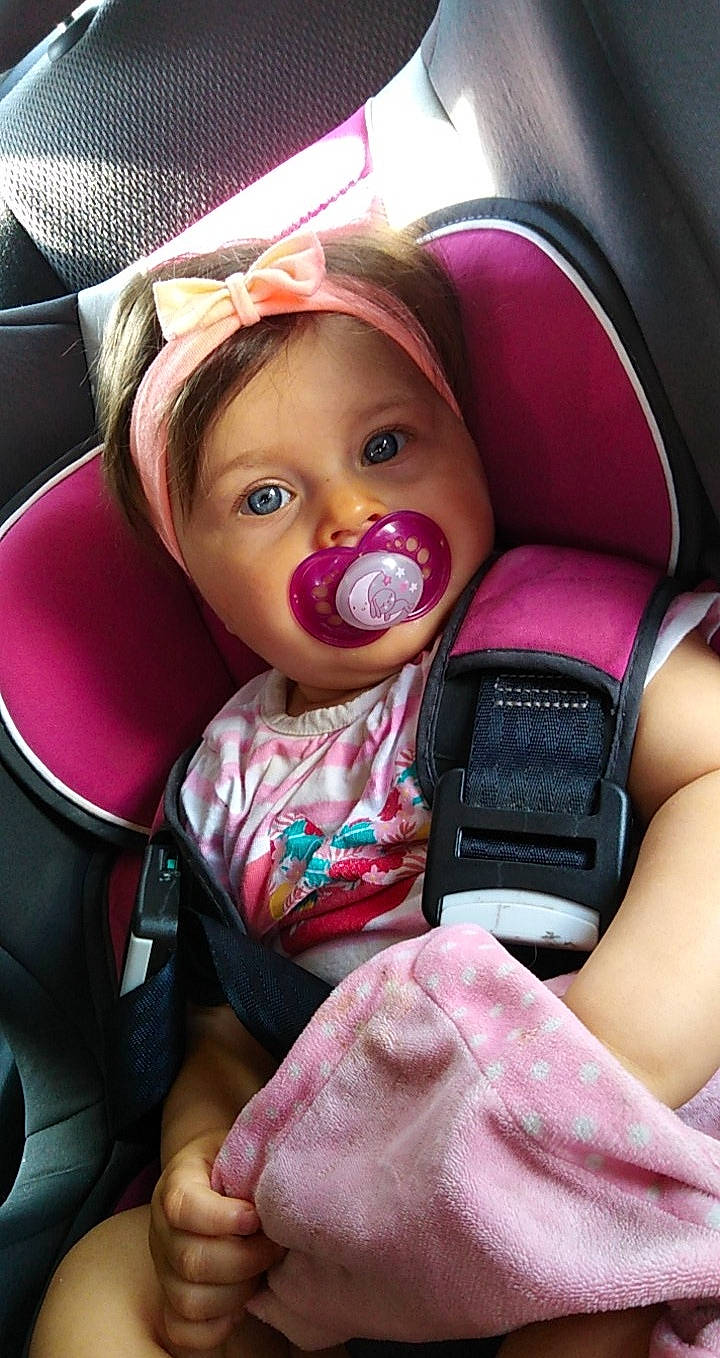 Noelie participe au concours pour gagner de l'argent avec cette photo : auto_part, baby, baby_carriage, baby_in_car_seat, baby_products, car_seat, child, joy, person, pink, product, seat_belt, toddler