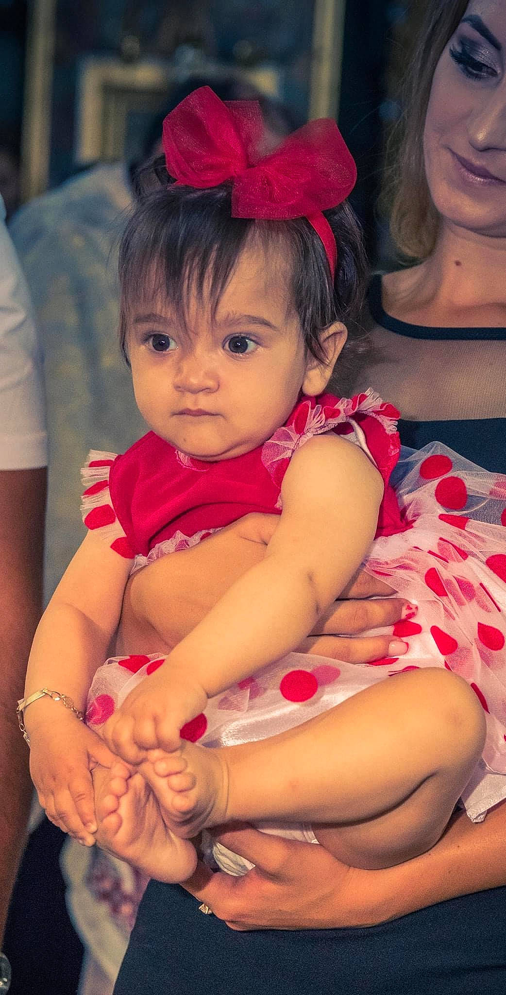 Simina a rejoint le concours — aidez-le/la à gagner de superbes lots ! baby_toddler_clothing, black_hair, cheek, eye, eyelash, finger, fun, gesture, hair, hairstyle, happy, iris, lip, neck, organ, person, pink, red, skin, thigh