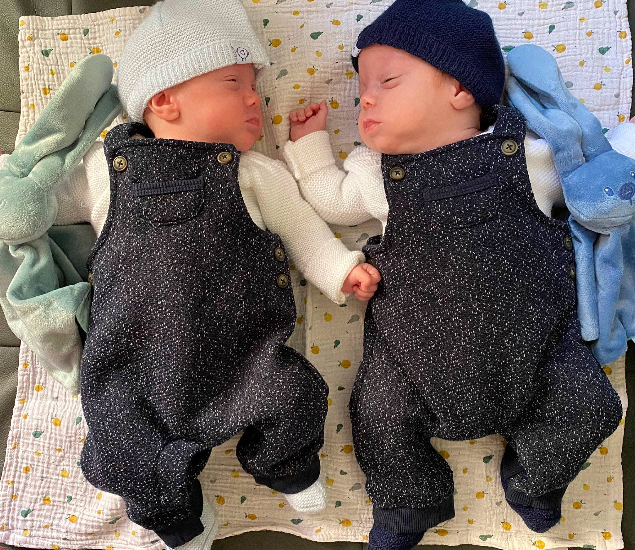 Adam Et Axel participe au concours pour gagner de l'argent avec cette photo : baby, baby_products, baby_toddler_clothing, cap, cheek, child, comfort, headgear, headwear, human_body, knit_cap, outerwear, pattern, people, person, photograph, skin, sleeve, toddler, white