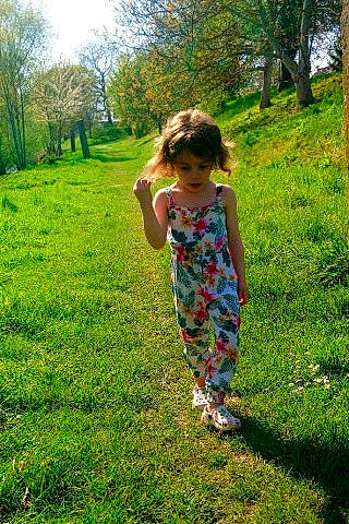Swann a rejoint le concours — aidez-le/la à gagner de superbes lots ! baby_toddler_clothing, child, dress, fun, grass, grass_family, grassland, green, groundcover, happy, lawn, leisure, meadow, natural_landscape, people_in_nature, person, plant, recreation, sunlight, toddler