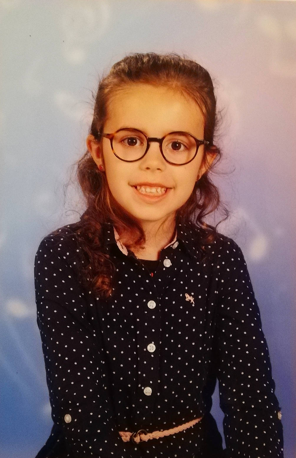 Swann a rejoint le concours — aidez-le/la à gagner de superbes lots ! blazer, cool, dress_shirt, eyewear, face, fashion_design, flash_photography, gesture, glasses, hairstyle, happy, head, joy, lip, neck, person, sleeve, smile, standing, tartan