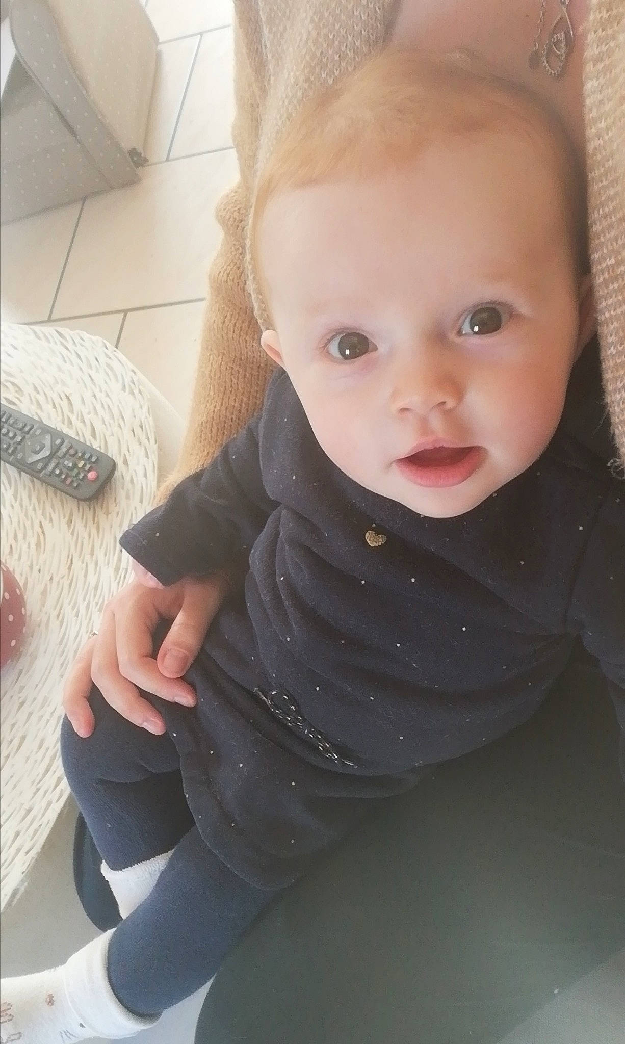 Ambre a rejoint le concours — aidez-le/la à gagner de superbes lots ! arm, baby, baby_products, baby_toddler_clothing, cheek, child, comfort, dress, eyebrow, eyelash, finger, flooring, human_body, iris, lip, neck, nose, person, sitting, sleeve