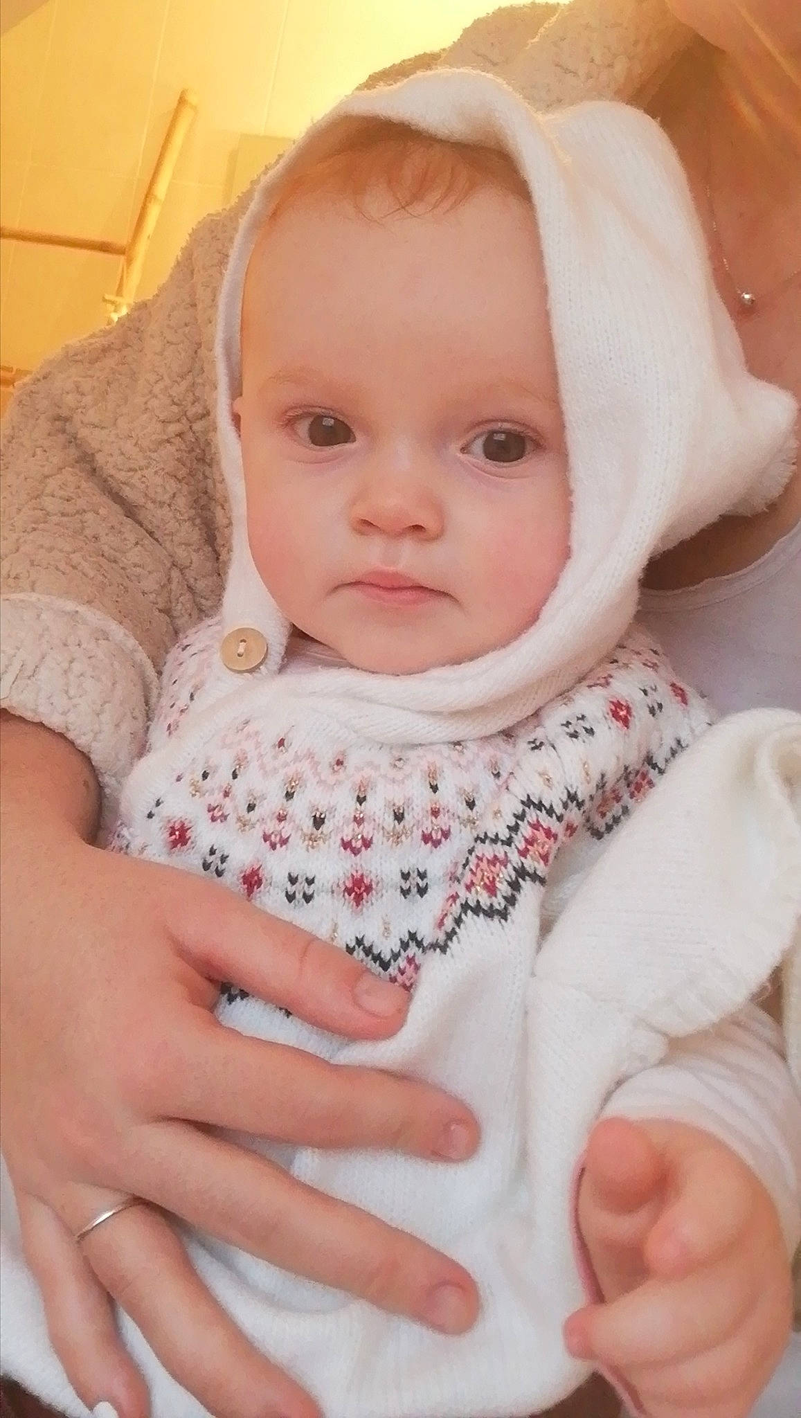 Ambre a rejoint le concours — aidez-le/la à gagner de superbes lots ! baby, baby_toddler_clothing, cheek, chin, comfort, eyelash, face, finger, gesture, happy, iris, lip, nose, outerwear, person, pink, product, skin, sleeve, textile