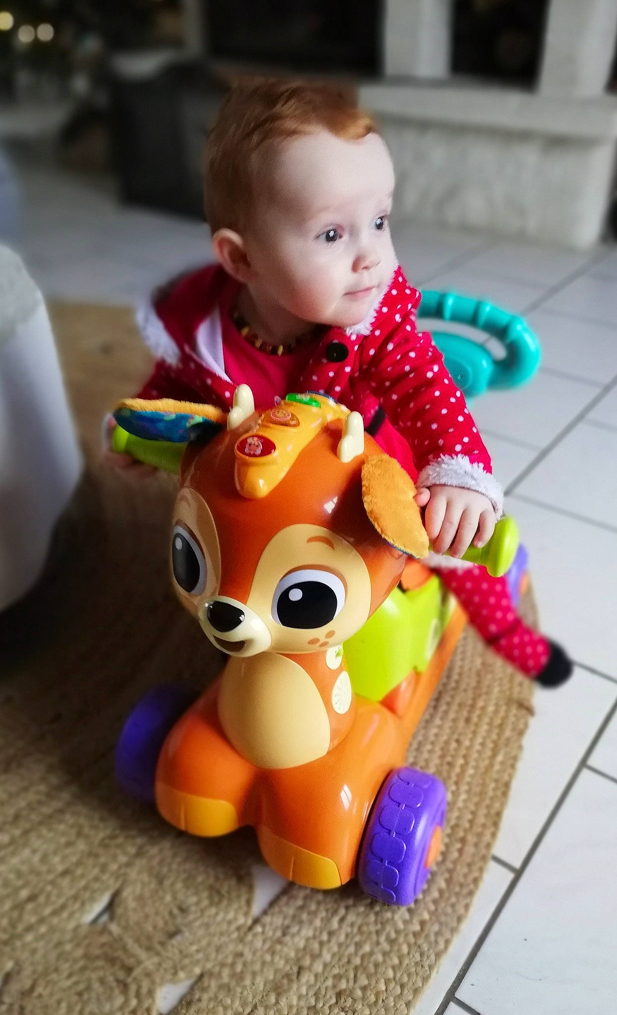 Ambre a rejoint le concours — aidez-le/la à gagner de superbes lots ! baby, baby_toddler_clothing, baby_toys, cheek, child, doll, eye, flooring, fun, happy, head, person, play, skin, smile, stuffed_toy, toddler, toy, toy_vehicle, wood