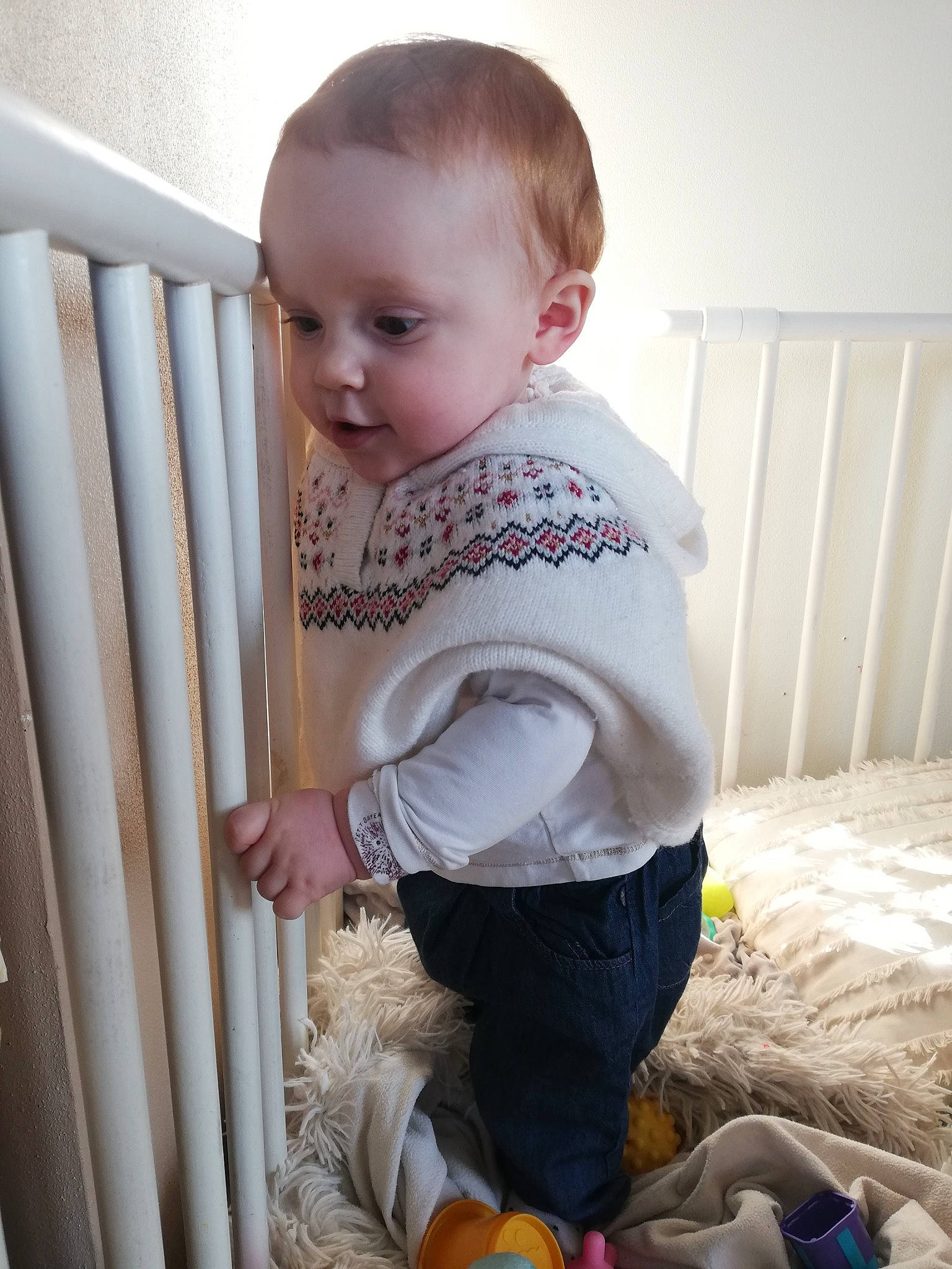 Ambre a rejoint le concours — aidez-le/la à gagner de superbes lots ! baby, baby_products, baby_safety, baby_toddler_clothing, cheek, child, comfort, eye, fun, iris, linens, pattern, person, product, sitting, skin, sleeve, sock, t_shirt, toddler