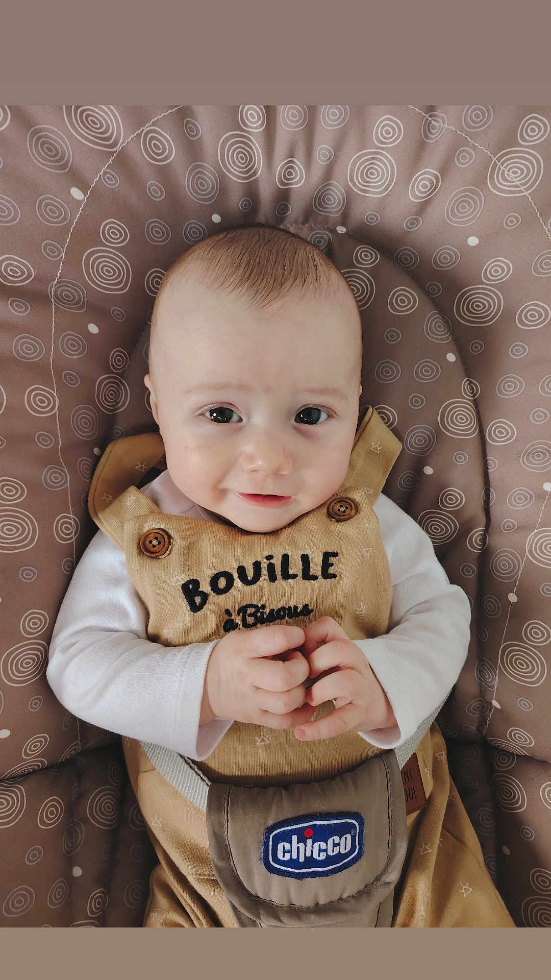 Maëlan C. a rejoint le concours — aidez-le/la à gagner de superbes lots ! baby, infant, child, face, eyes, hands, clothing, beige, white, cushion, pattern, seat, cute, portrait, smile, indoor, comfort, fabric, button, chicco