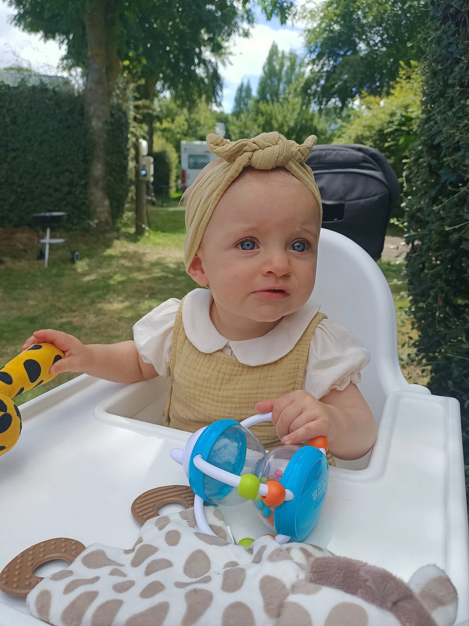 Julia participe au concours pour gagner de l'argent avec cette photo : baby, baby_products, baby_toddler_clothing, baby_toys, chair, child, event, fun, grass, happy, leisure, person, plant, play, product, recreation, sitting, table, toddler, tree