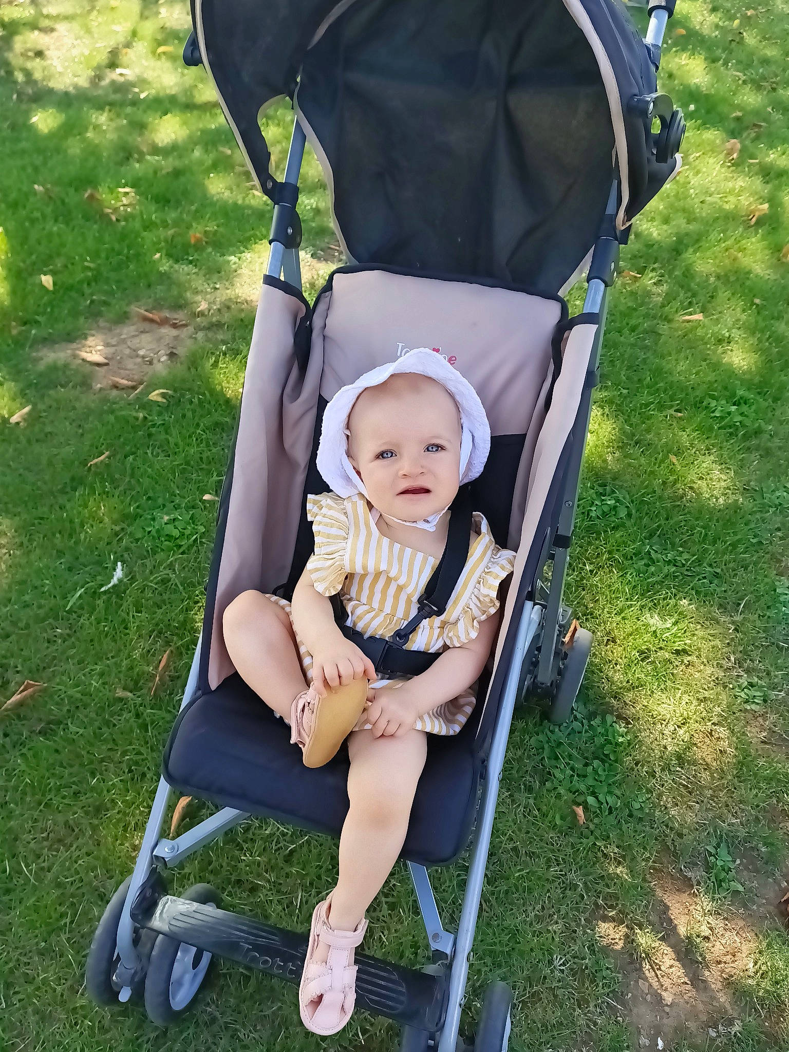 Julia a rejoint le concours — aidez-le/la à gagner de superbes lots ! baby, baby_carriage, baby_products, chair, child, comfort, fun, grass, green, human_body, lap, lawn, leisure, people_in_nature, person, product, recreation, sitting, tire, toddler