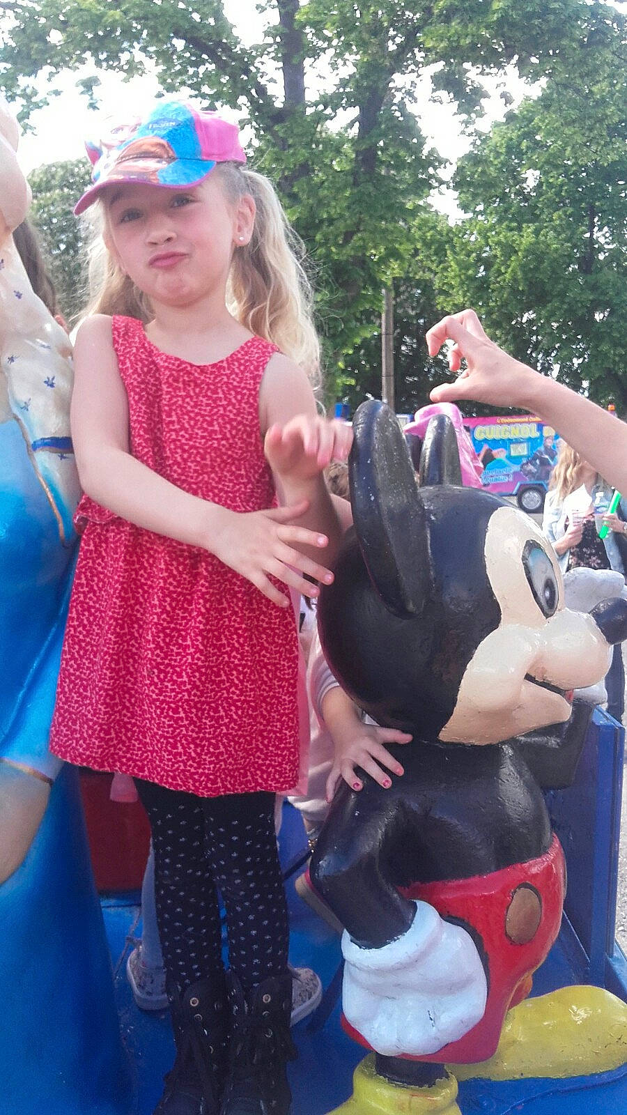 Siana participe au concours pour gagner de l'argent avec cette photo : child, day, fun, girl, headwear, person, pink, play, product, purple, recreation, smile, summer, toddler, vacation