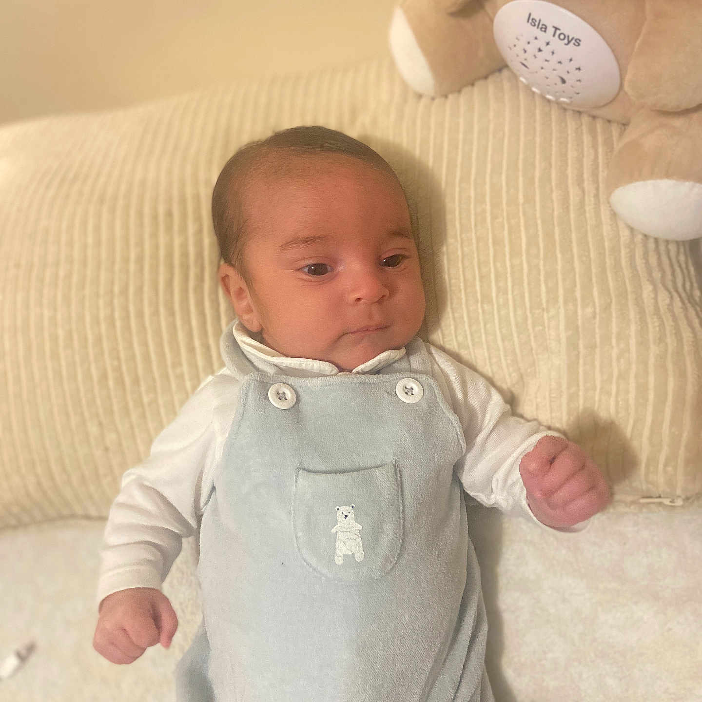 Zayed a rejoint le concours — aidez-le/la à gagner de superbes lots ! baby, blanket, blue_outfit, child, comfort, cushion, cute, face, home, indoor, infant, lying_down, plush_toy, portrait, sleepy, small_hand, soft_texture, teddy_bear, toddler, white_shirt