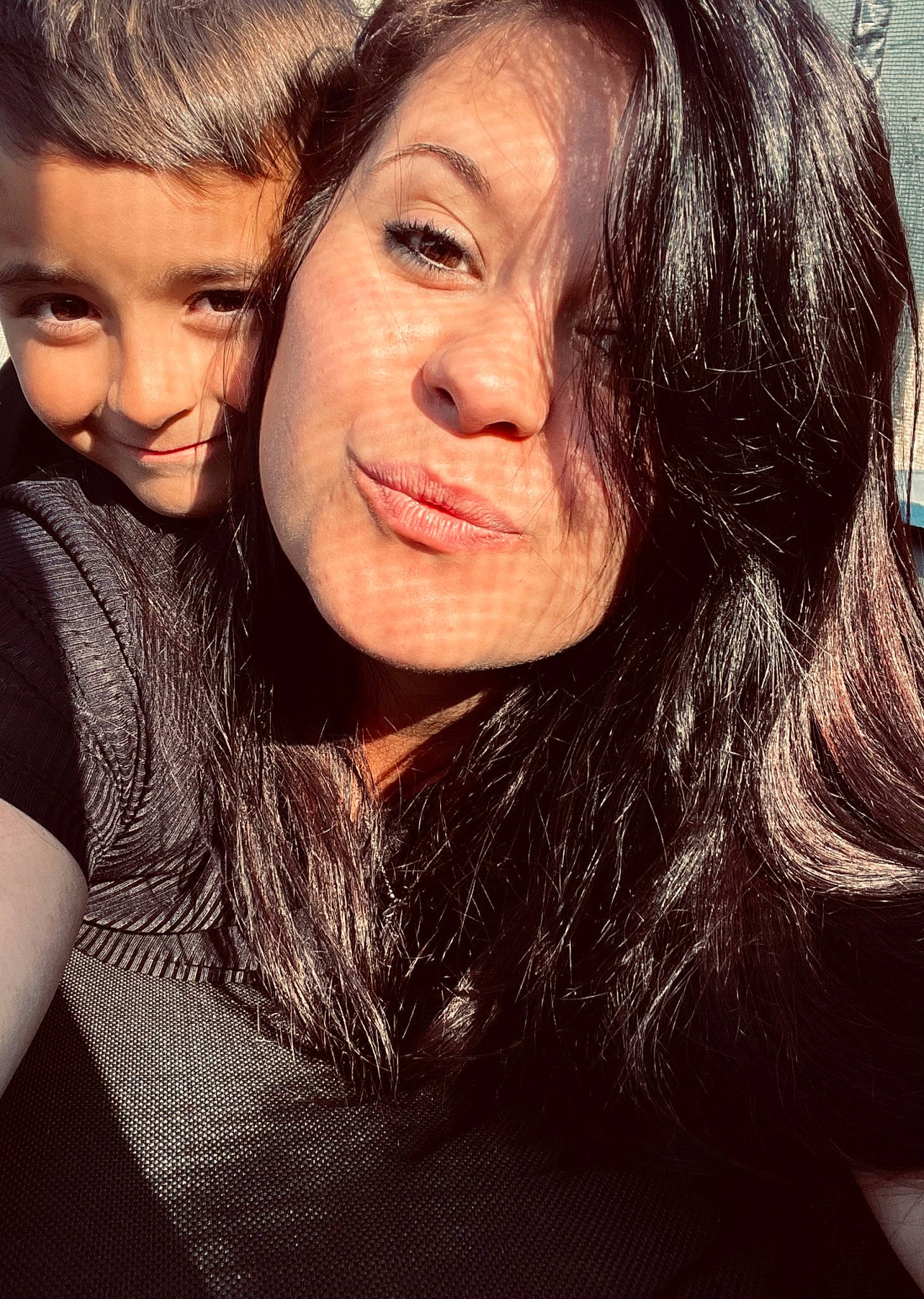 Leonis a rejoint le concours — aidez-le/la à gagner de superbes lots ! black_hair, cheek, cool, eye, eyebrow, eyelash, flash_photography, forehead, fun, gesture, happy, head, iris, jaw, layered_hair, lip, mouth, nose, person, skin