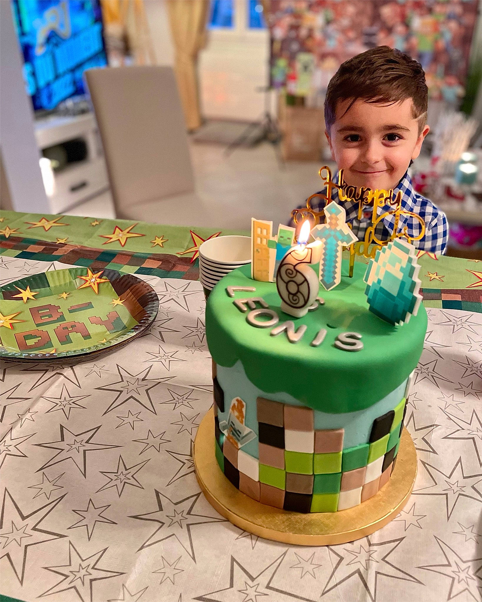 Leonis participe au concours pour gagner de l'argent avec cette photo : baked_goods, baking, birthday, buttercream, cake, cake_decorating, cake_decorating_supply, child, event, fondant, fun, green, happy, icing, joy, leisure, person, recreation, smile, sugar_cake