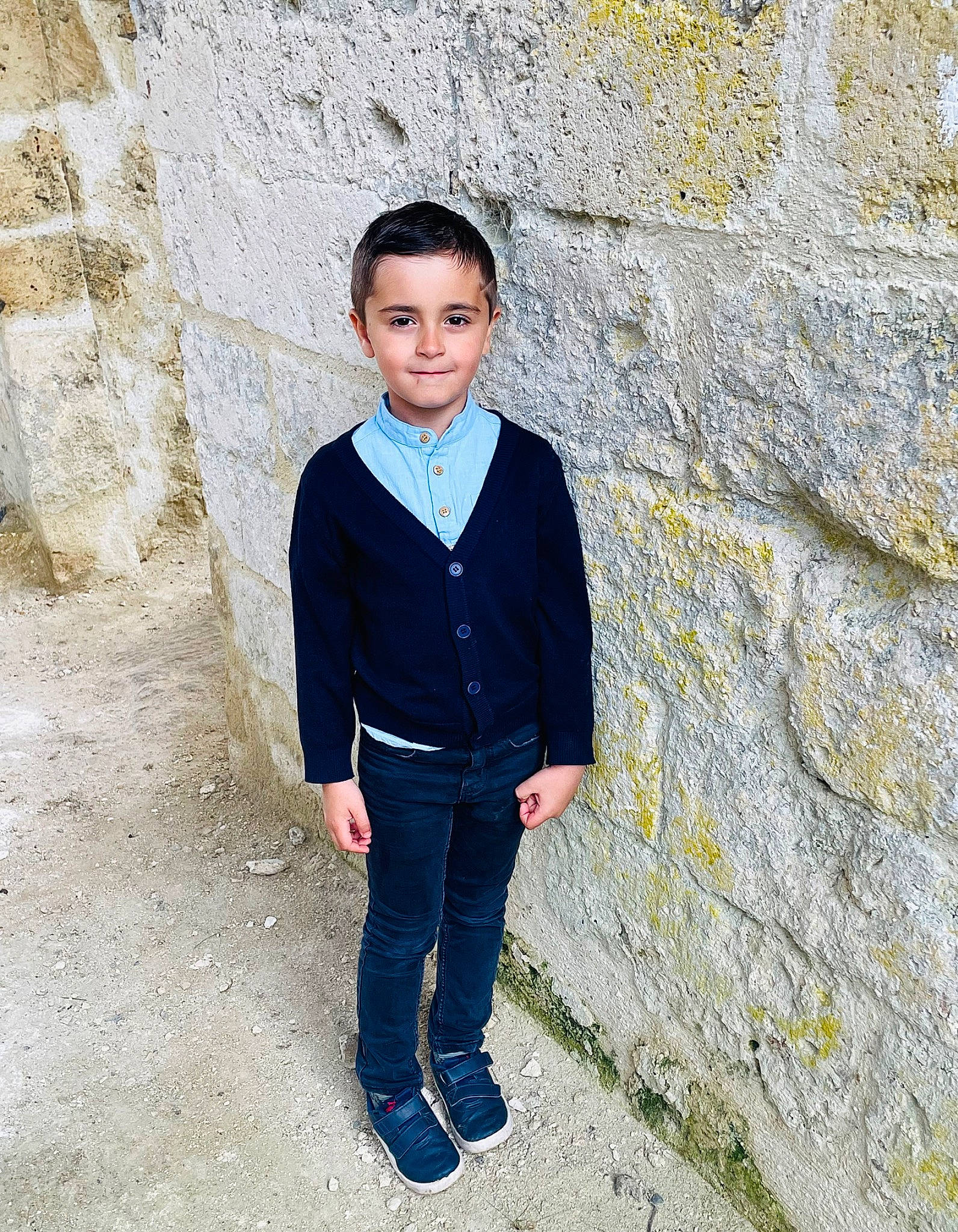 Leonis a rejoint le concours — aidez-le/la à gagner de superbes lots ! blazer, collar, concrete, denim, dress_shirt, electric_blue, flash_photography, formal_wear, gesture, grey, happy, jeans, jewellery, joy, pattern, person, sleeve, suit, t_shirt, toddler