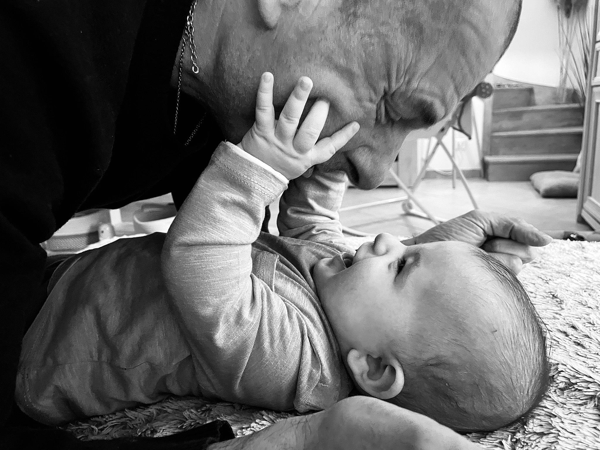 Mylio participe au concours pour gagner de l'argent avec cette photo : arm, baby, black, black_and_white, comfort, ear, eyebrow, eyelash, forehead, gesture, hand, human, monochrome, mouth, people, person, photograph, skin, style, toddler