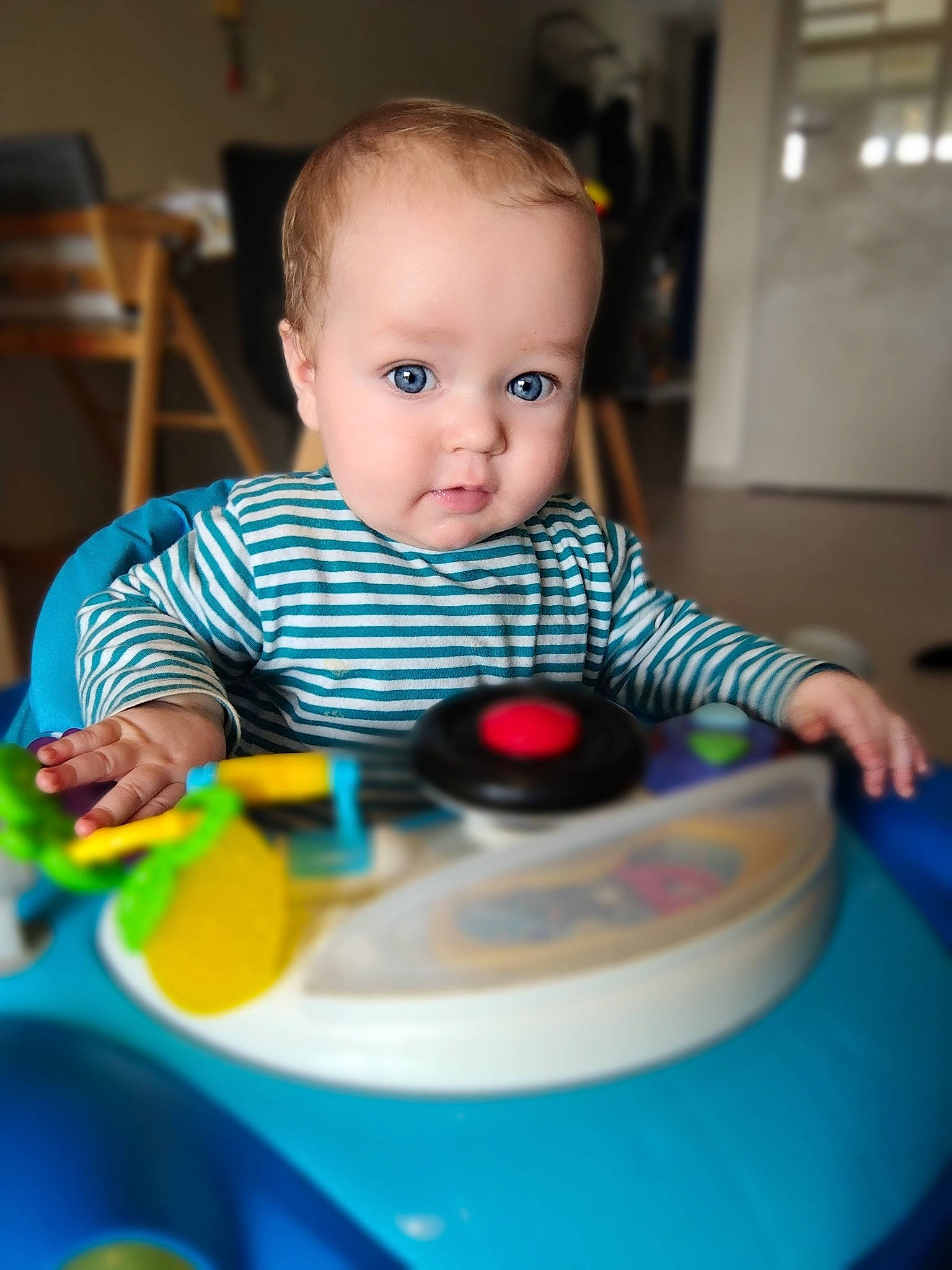 Mattéo a rejoint le concours — aidez-le/la à gagner de superbes lots ! baby, baby_playing_with_toys, baby_products, baby_toddler_clothing, baby_toys, chair, cheek, child, circle, fun, happy, iris, leisure, person, play, recreation, room, sitting, skin, toddler