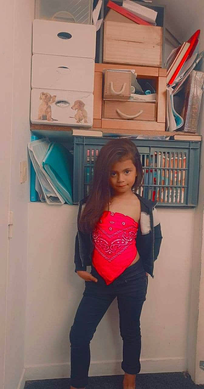 Carlie a rejoint le concours — aidez-le/la à gagner de superbes lots ! abdomen, clothing, denim, drawer, fashion, fashion_design, human_leg, knee, leg, long_hair, person, refrigerator, shelf, shelving, sleeve, sportswear, t_shirt, thigh, trunk, waist