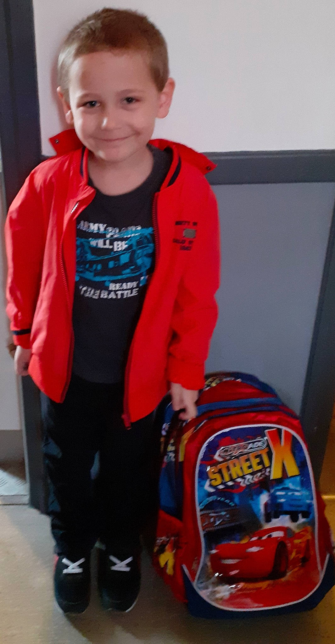 Eytan participe au concours pour gagner de l'argent avec cette photo : child, joy, outerwear, person, play, smile, toddler