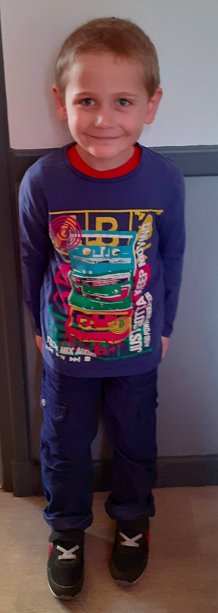 Eytan a rejoint le concours — aidez-le/la à gagner de superbes lots ! blue, clothing, cool, denim, footwear, joy, long_sleeved_t_shirt, magenta, neck, outerwear, person, sleeve, sweater, t_shirt, textile, top