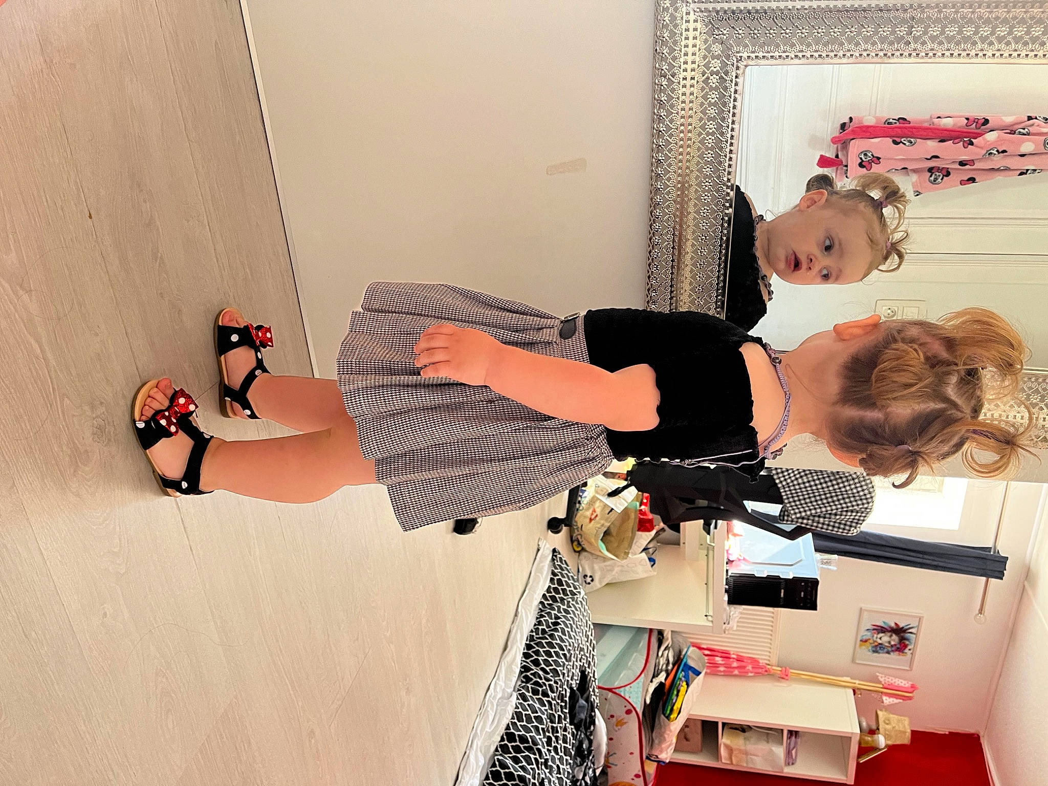 Zoé participe au concours pour gagner de l'argent avec cette photo : arm, dress, elbow, eyewear, fashion, fashion_design, fun, human_leg, joint, knee, pattern, person, room, sandal, shoulder, surprise, textile, thigh, visual_arts, waist