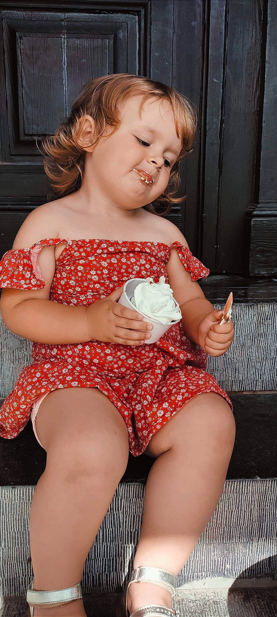 Zoé participe au concours pour gagner de l'argent avec cette photo : arm, eye, face, hair, hairstyle, hand, happy, head, human_body, joint, leg, lip, muscle, neck, organ, person, shorts, shoulder, skin, thigh