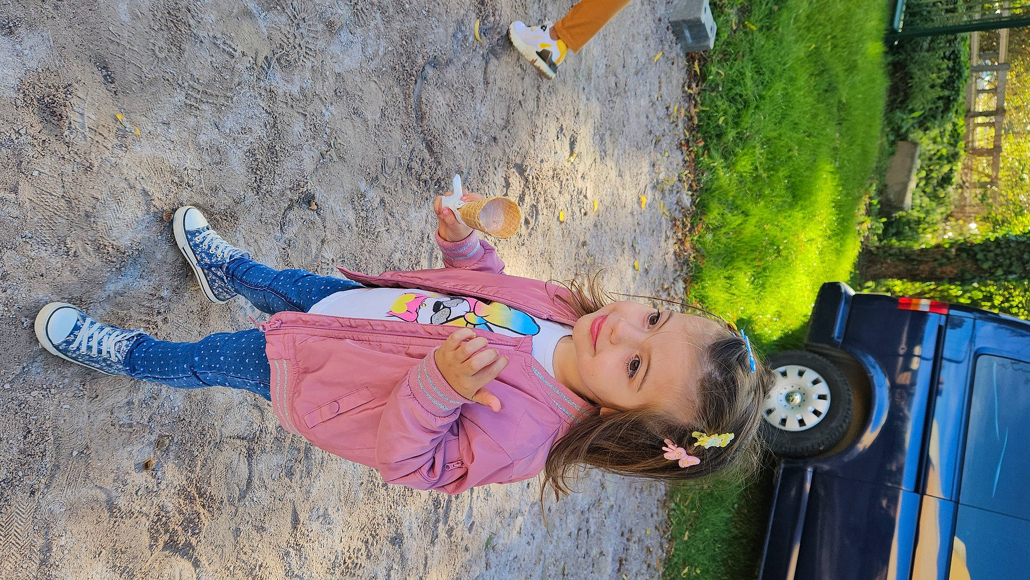 Eva a rejoint le concours — aidez-le/la à gagner de superbes lots ! automotive_tire, automotive_wheel_system, car, electric_blue, fun, grass, joy, landscape, leisure, people_in_nature, person, plant, recreation, rim, shadow, tire, toddler, tree, vehicle, vehicle_door