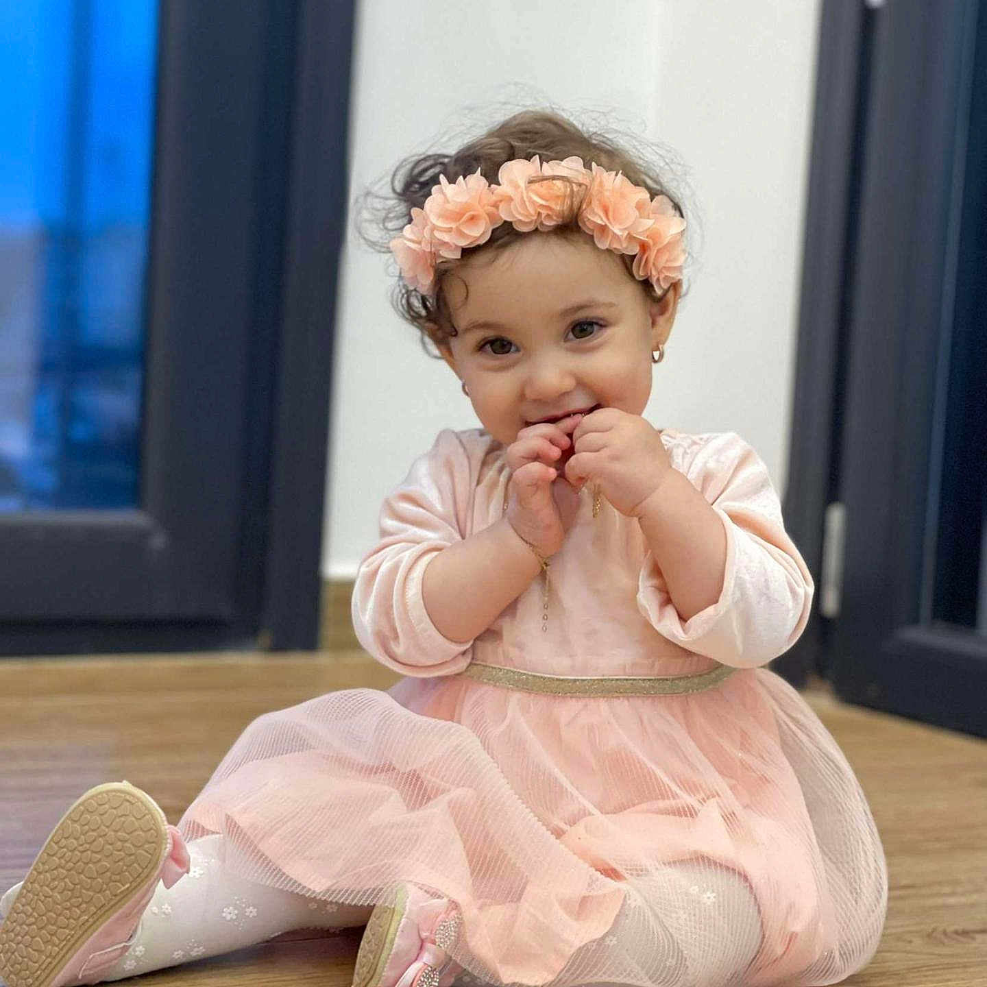 Maya participe au concours pour gagner de l'argent avec cette photo : baby, biting, blackhair, clothing, dress, eating, face, food, hair, happy, hardwood, head, person, photography, portrait, racket, sitting, sleeve, smile, wood